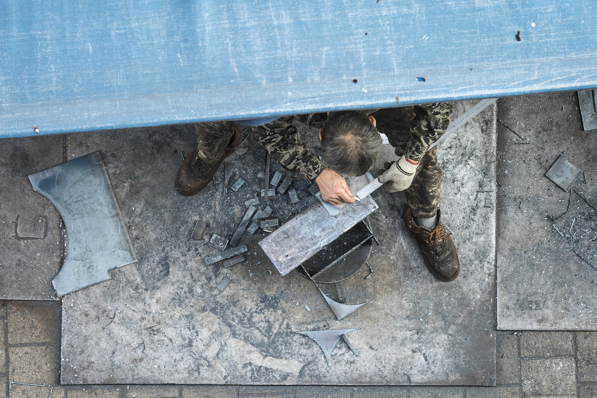 An ordinary craftsman on an ordinary street in Seoul.