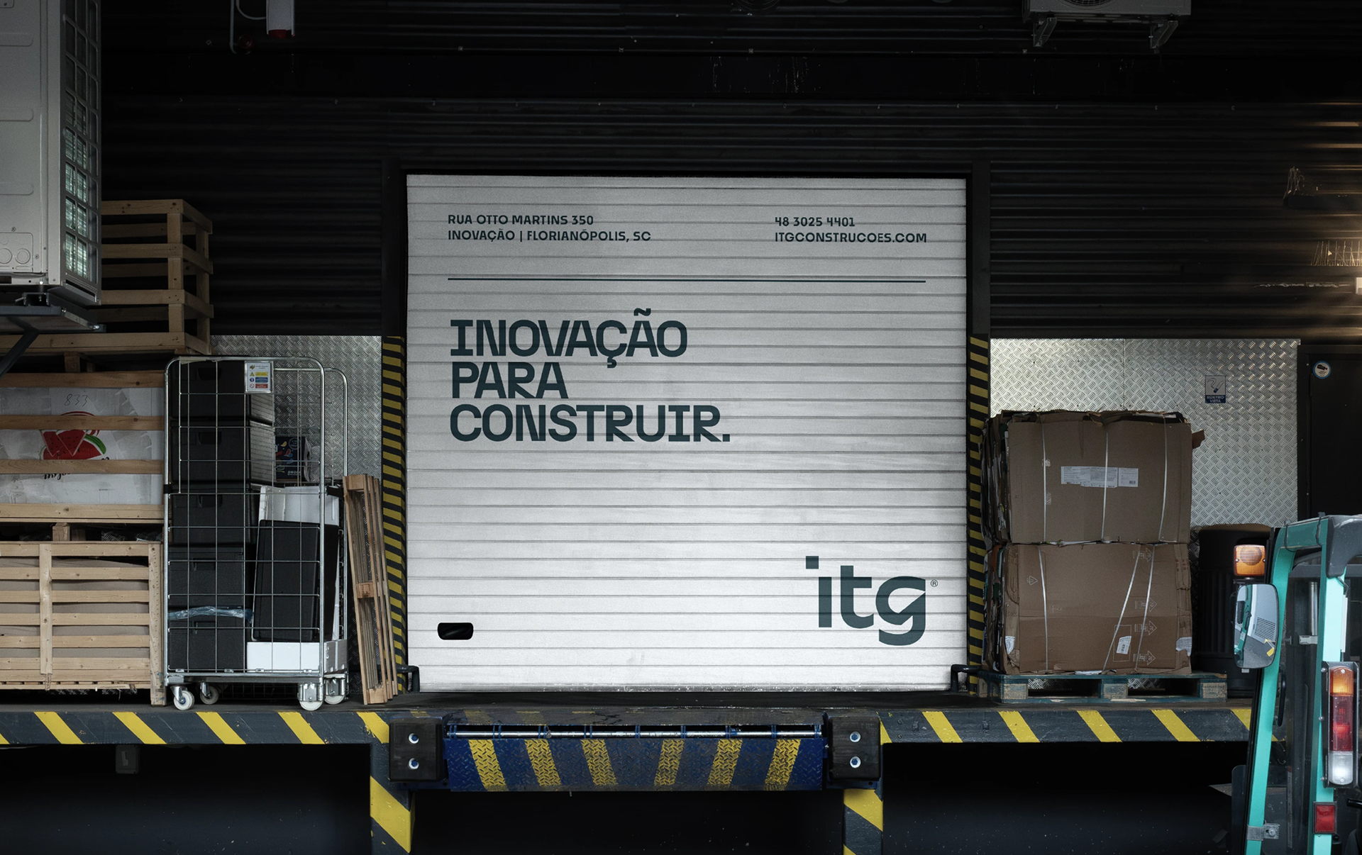 Porta industrial da itg com slogan e logo aplicados, reforçando identidade visual e posicionamento de marca inovadora.