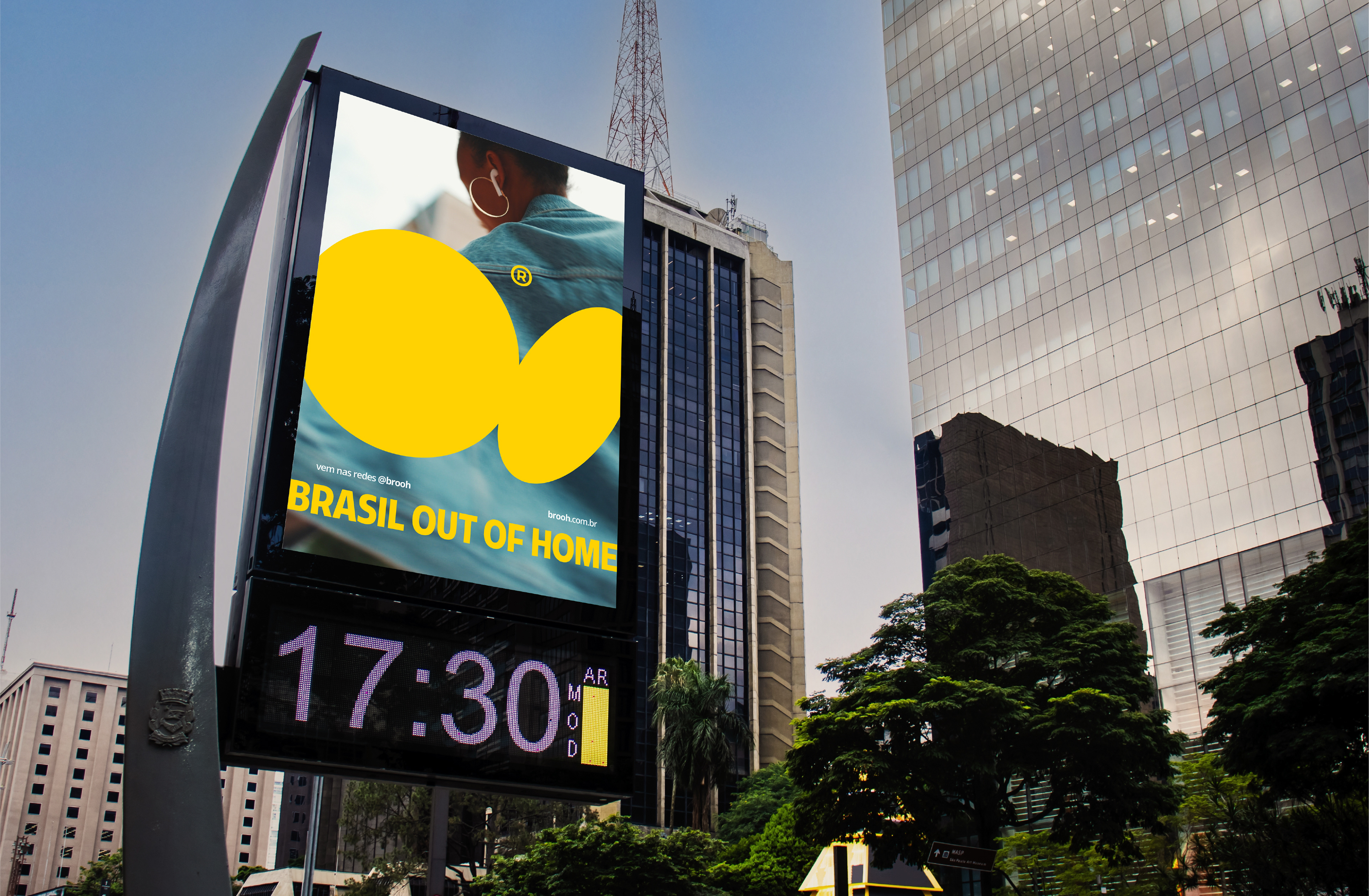 Mobiliário urbano com logo Brooh aplicado em design de branding out of home, reforçando presença da marca nas ruas.