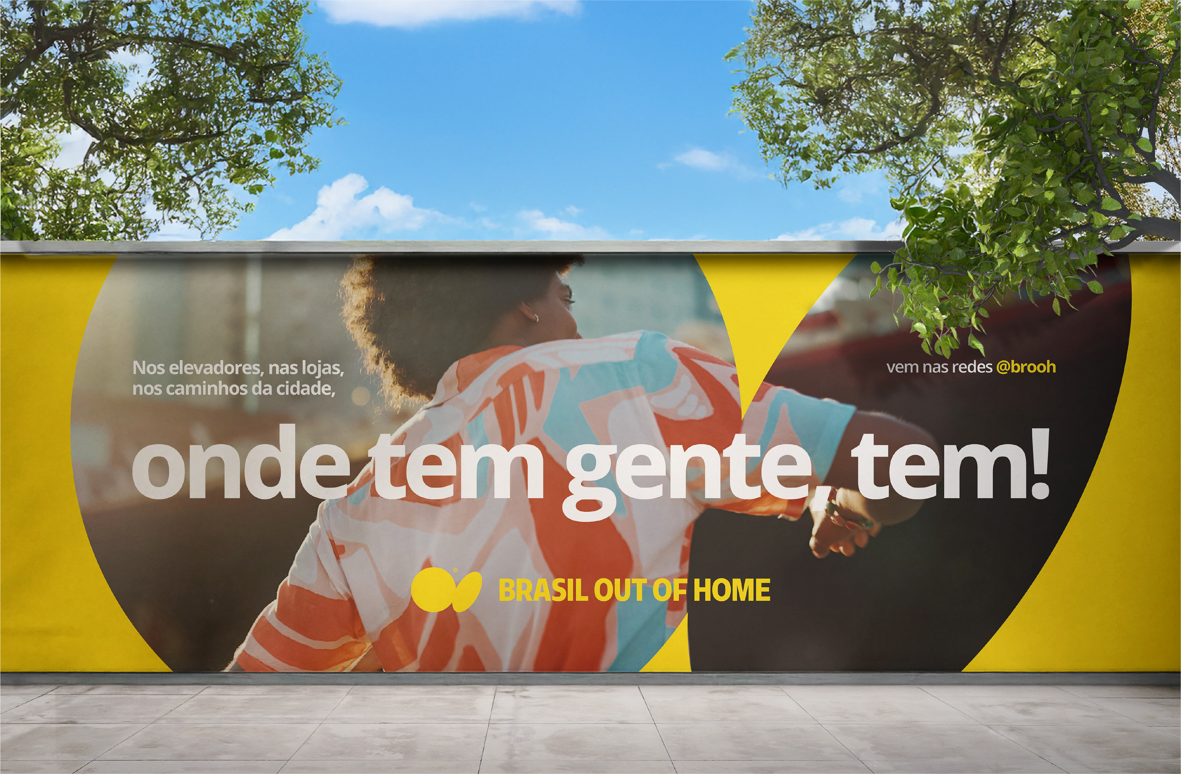 Comunicação da Brooh em ambiente urbano com identidade visual forte, design colorido e presença de marca no espaço público.