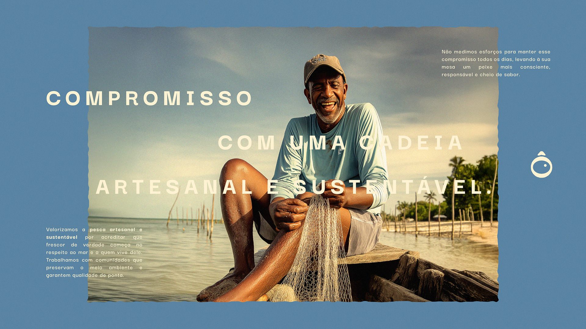 Pescador sorridente com rede, simbolizando o compromisso da Peixou com a pesca artesanal e sustentável.