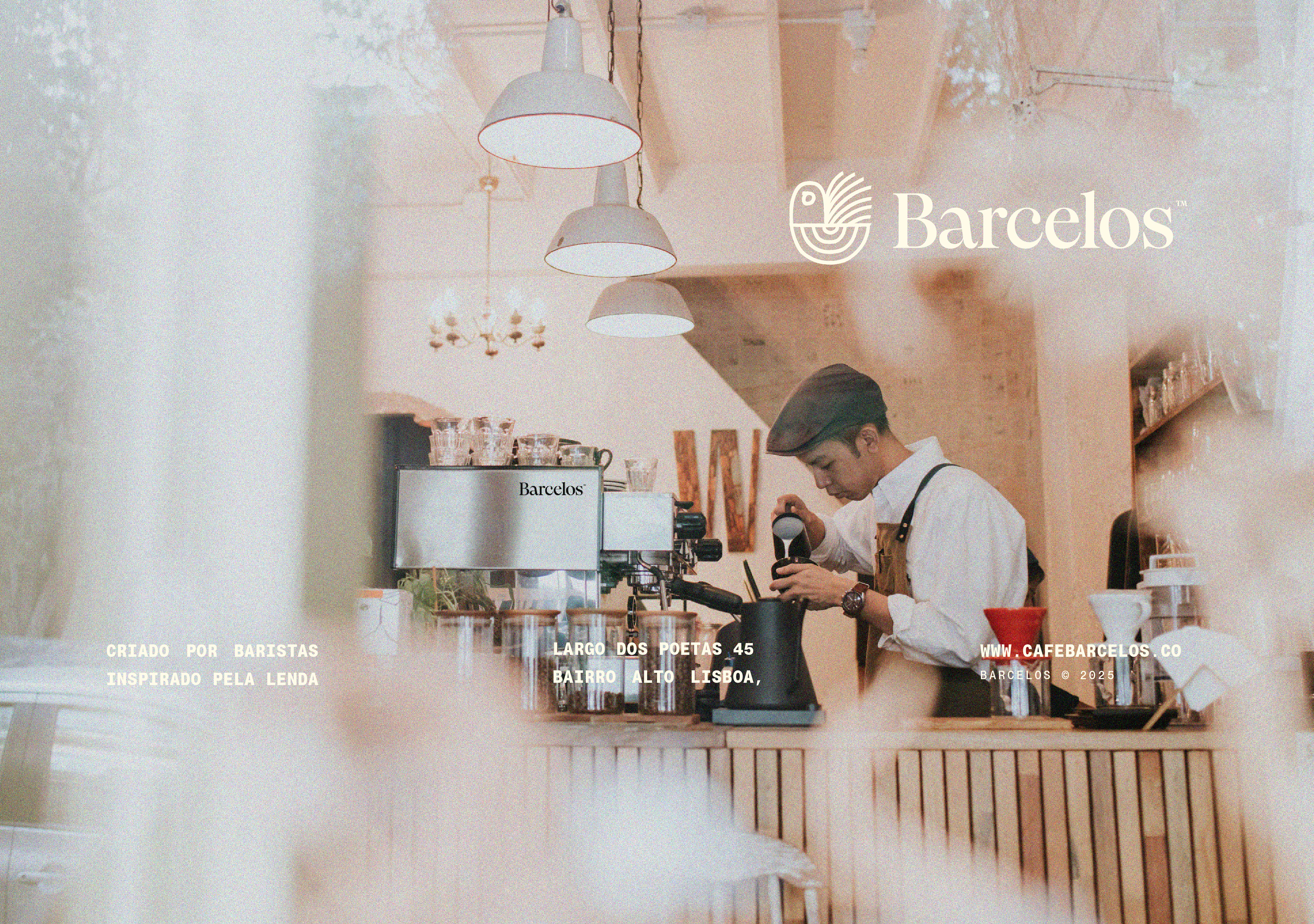 Fotografia de ambiente interno da cafeteria Barcelos, com barista ao fundo e logo aplicada no vidro, evidenciando a integração entre branding, design de espaços e experiência de marca.