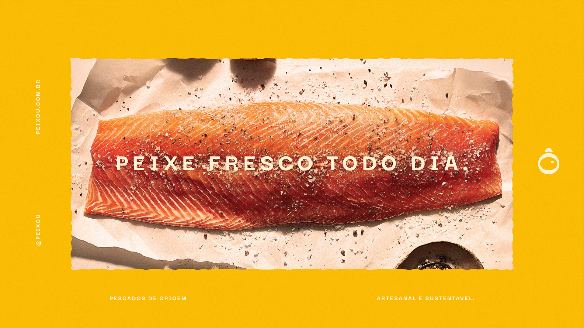 Filé de peixe temperado com a frase “Peixe fresco todo dia” sobre fundo amarelo da marca.