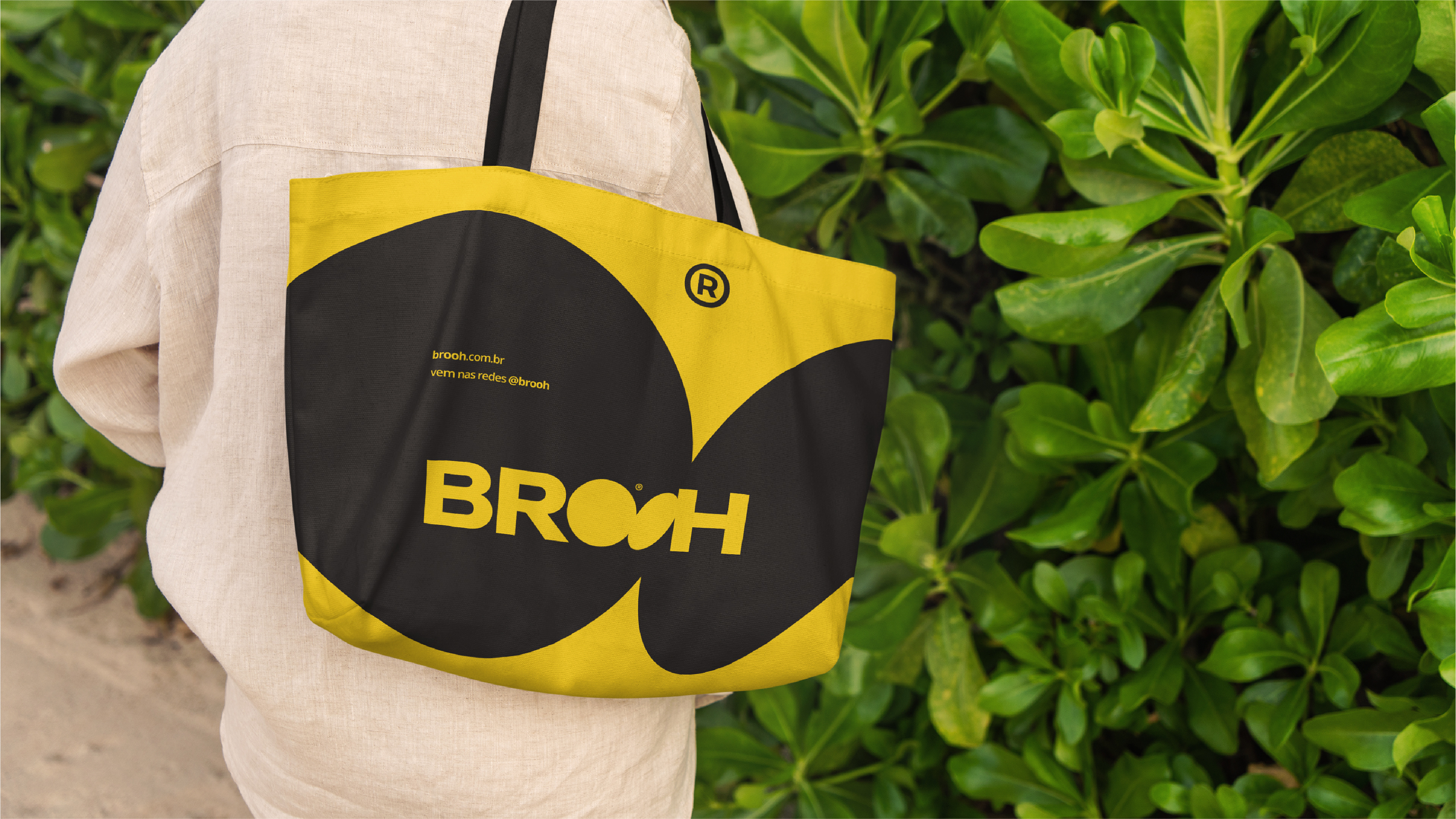 Produto promocional com aplicação da identidade visual Brooh, unindo design gráfico, branding e utilidade no cotidiano.