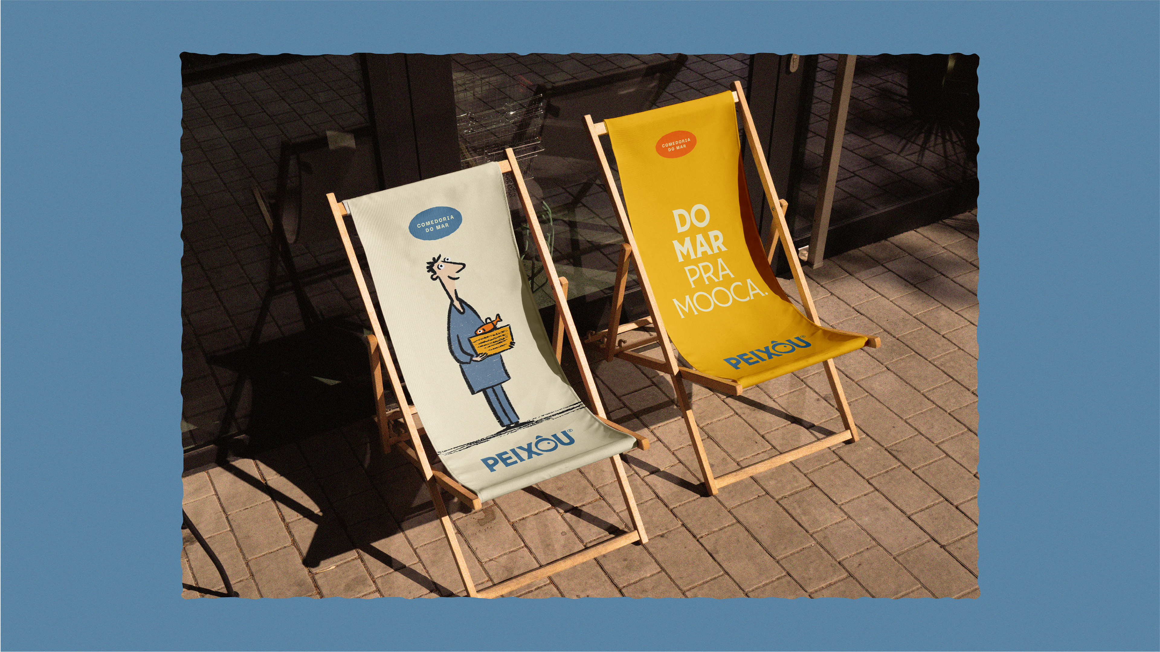 Duas cadeiras de praia com estampas da Peixou, incluindo personagem ilustrado e slogan da marca.