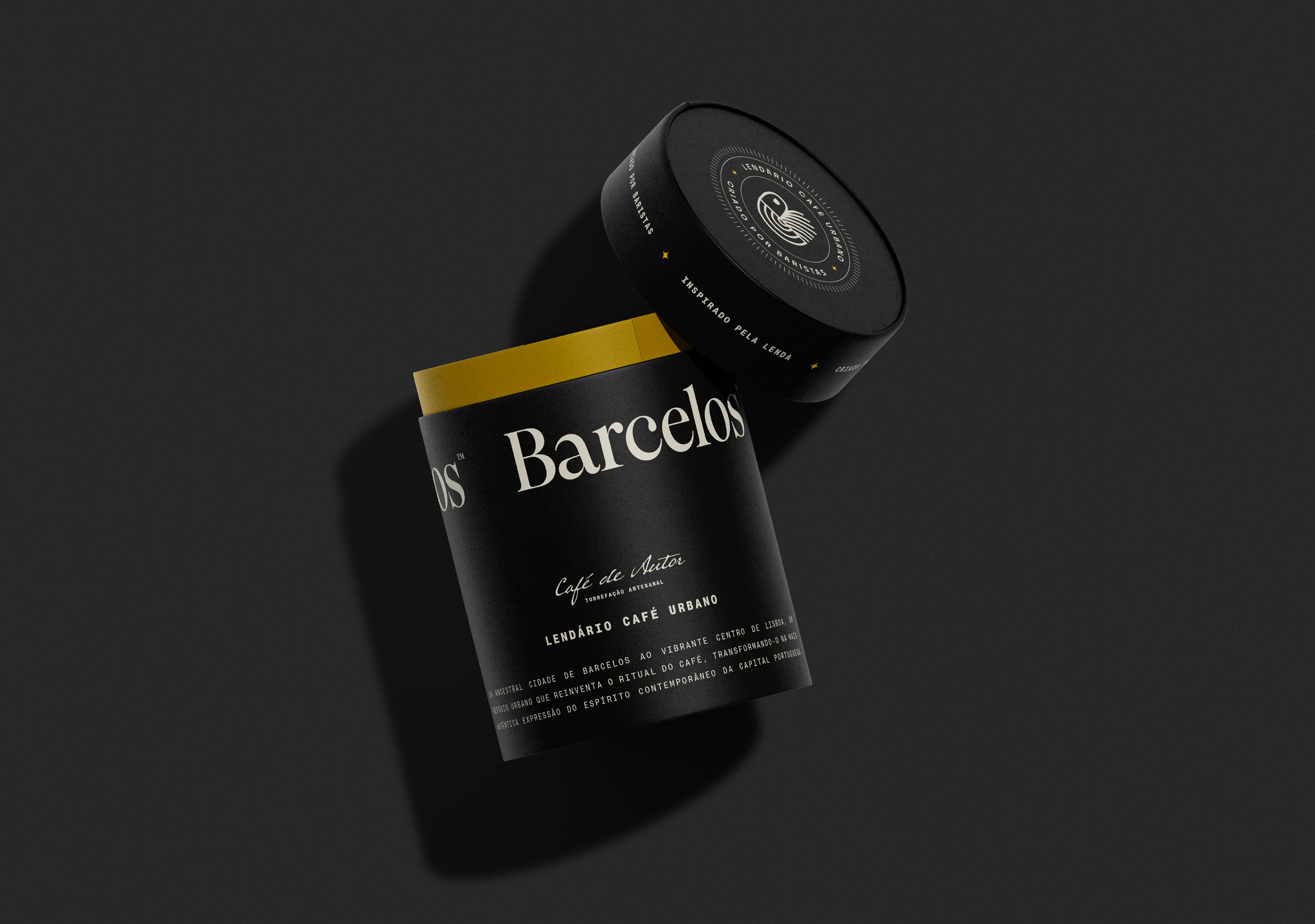 Caixa de café aberta com latas personalizadas, exibindo design de embalagem alinhado ao logo e à identidade visual da marca.