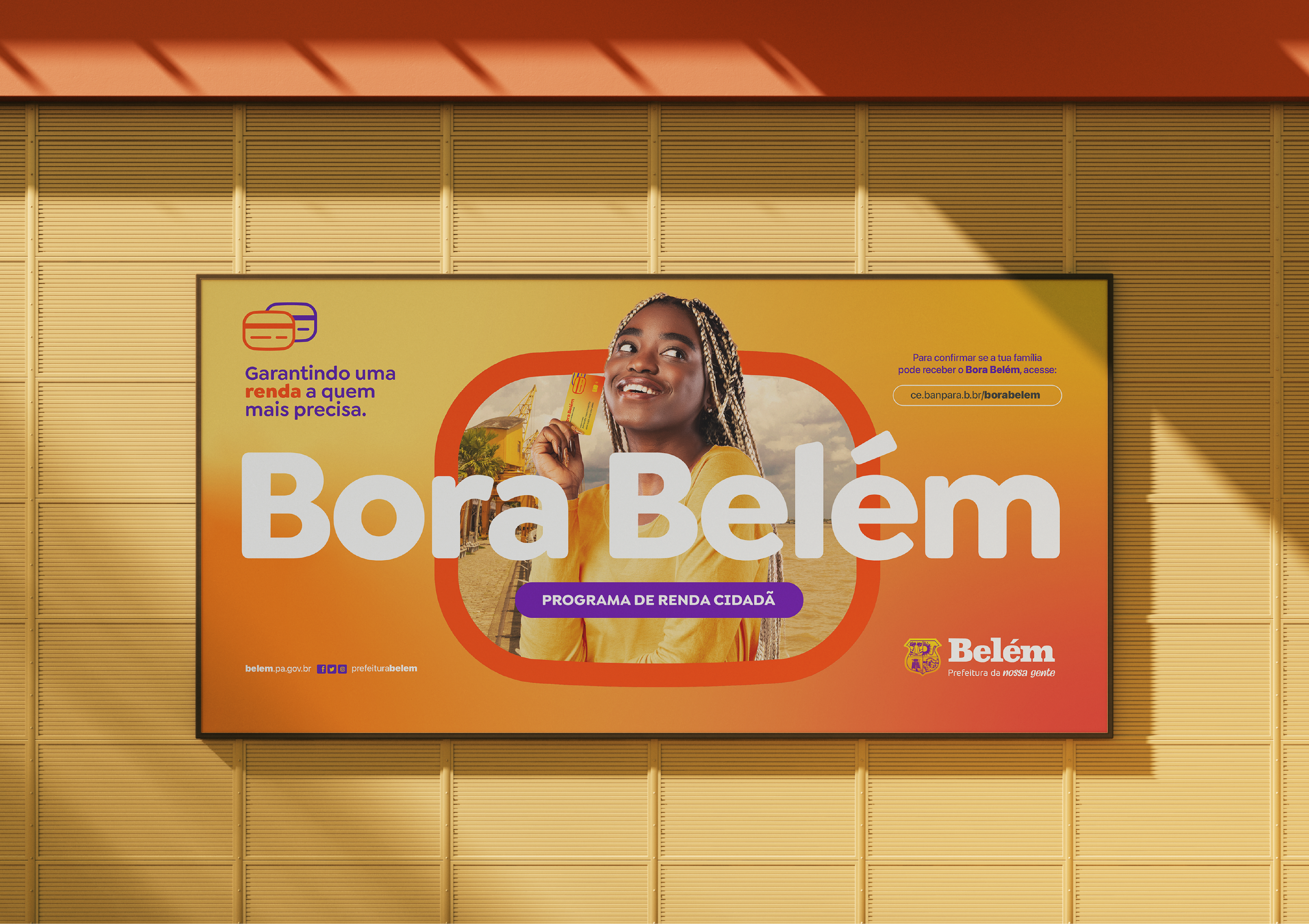 Painel publicitário de grande formato com a identidade visual do Bora Belém, destacando a comunicação visual acessível e marcante do branding.