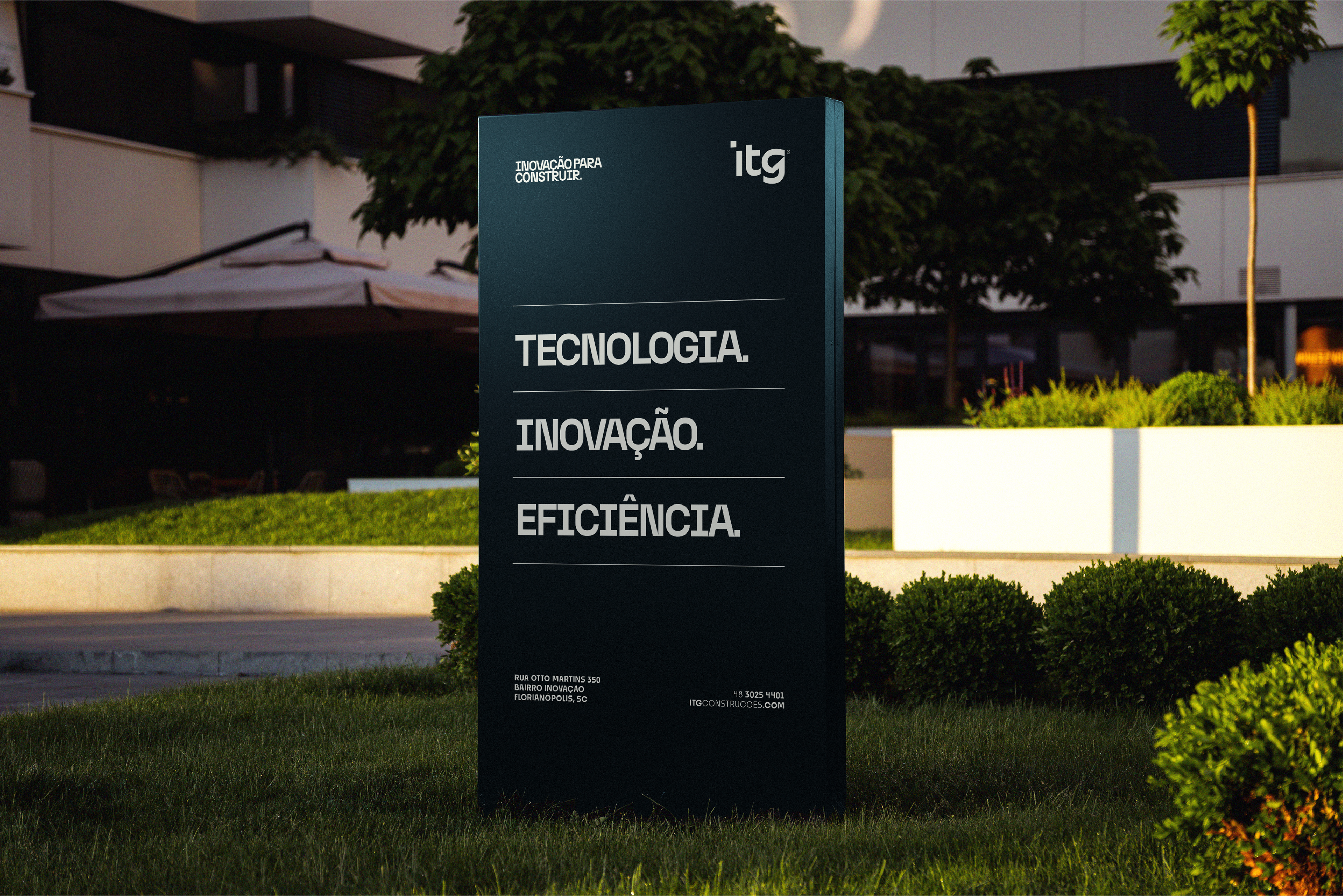 Totem itg ao ar livre com mensagem institucional, aplicando design limpo e Branding voltado para inovação e eficiência.