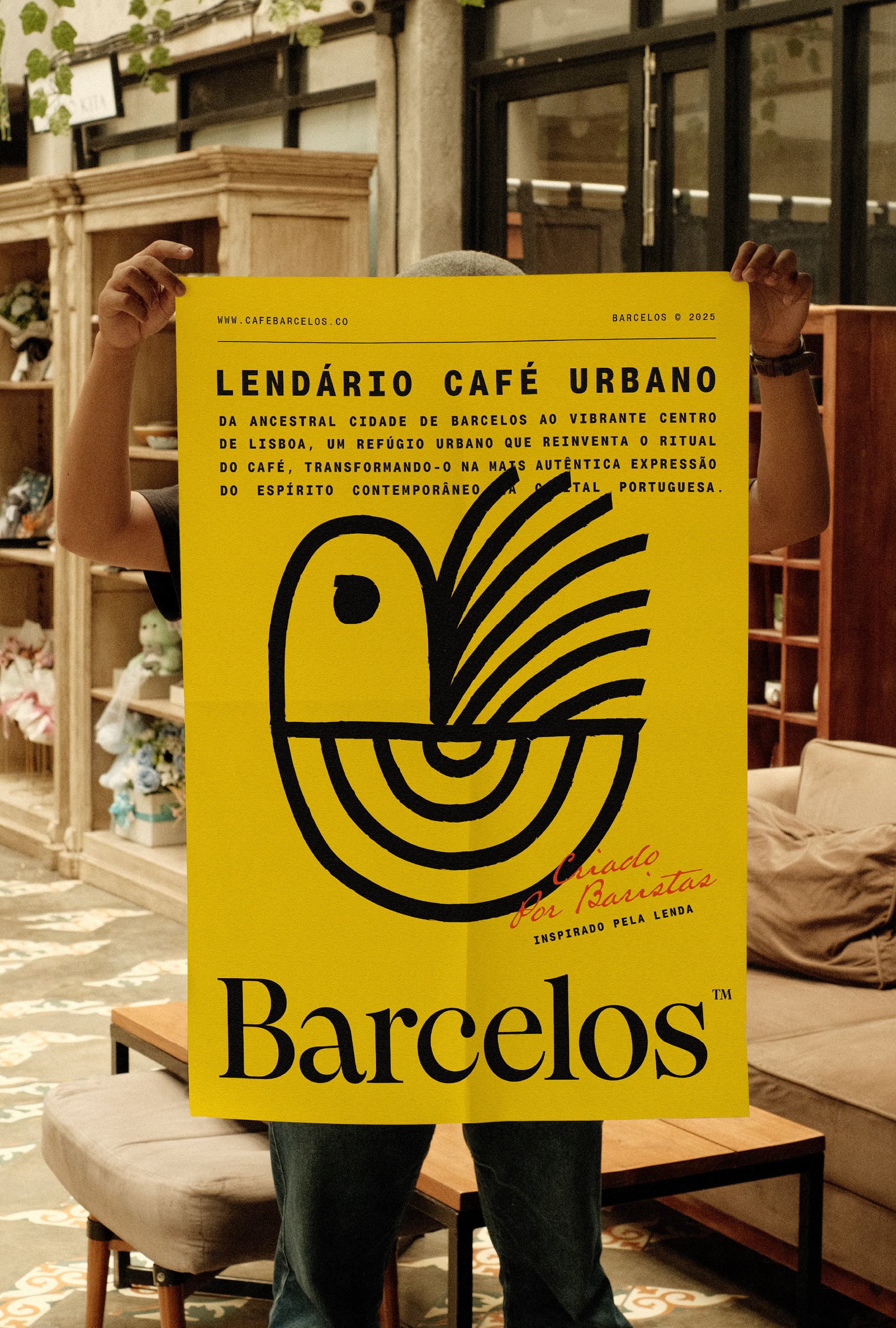Cartaz amarelo com ilustração do Galo de Barcelos, logo e tipografia marcante, exemplo de design gráfico ousado e branding cultural.