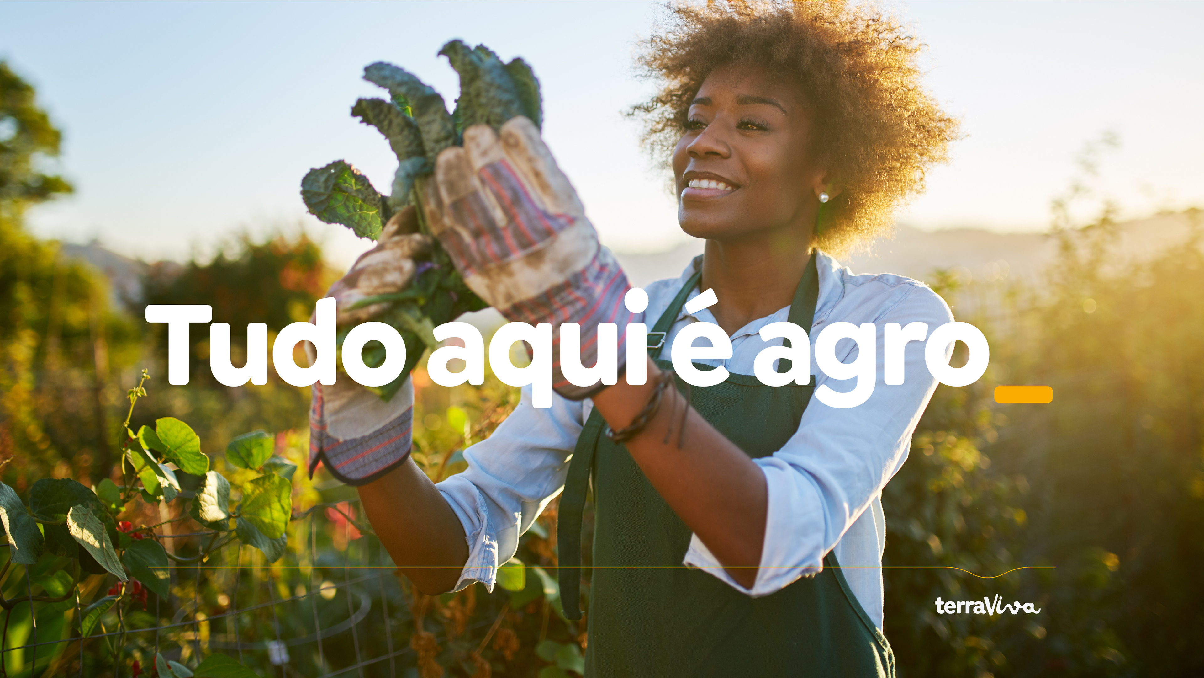 Produtora rural sorrindo ao colher vegetais, com identidade visual Terraviva destacada sobre imagem natural e autêntica.