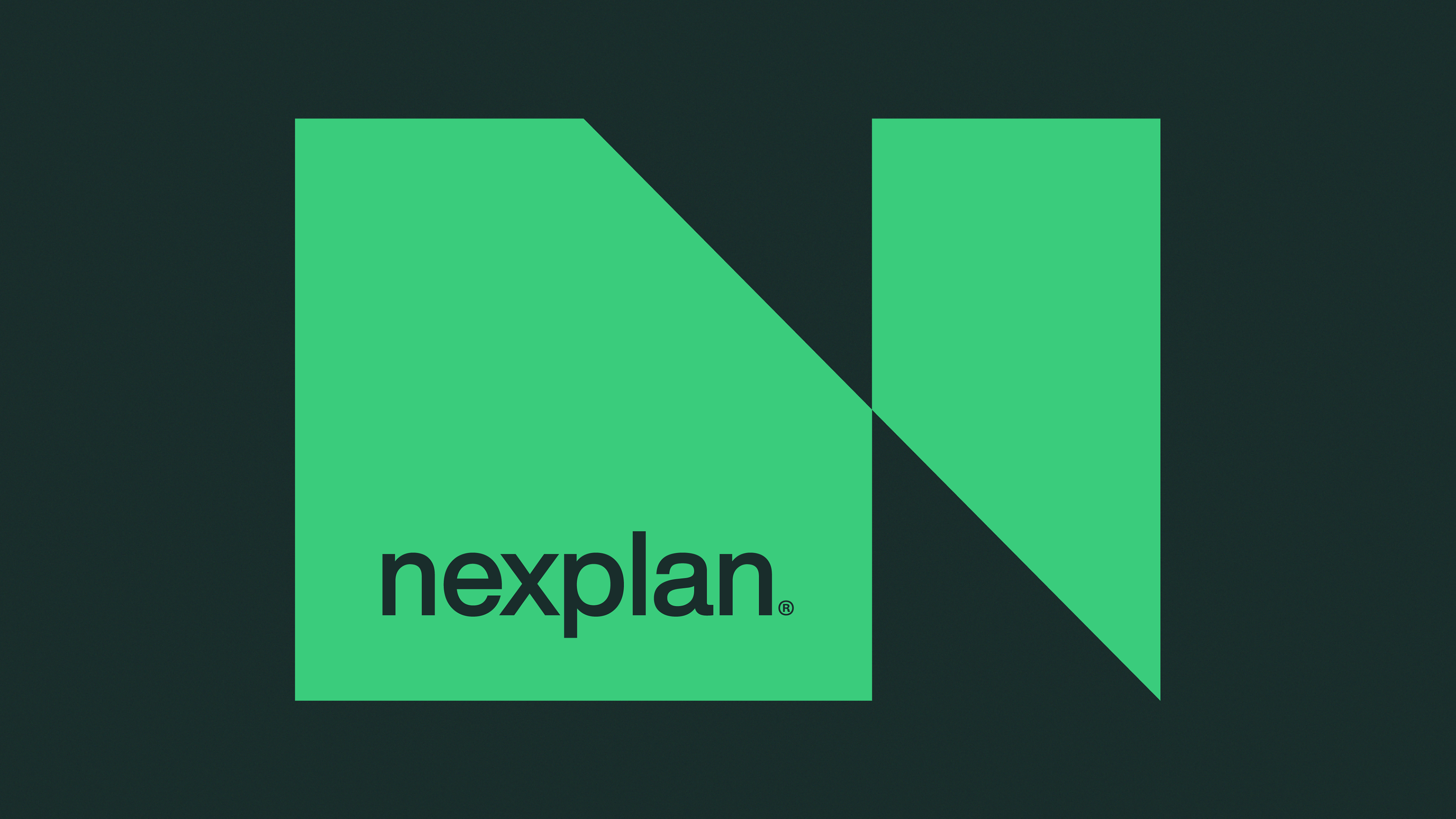 Logo da Nexplan aplicado em fundo escuro, reforçando a força do design de marca e a solidez visual da identidade institucional.
