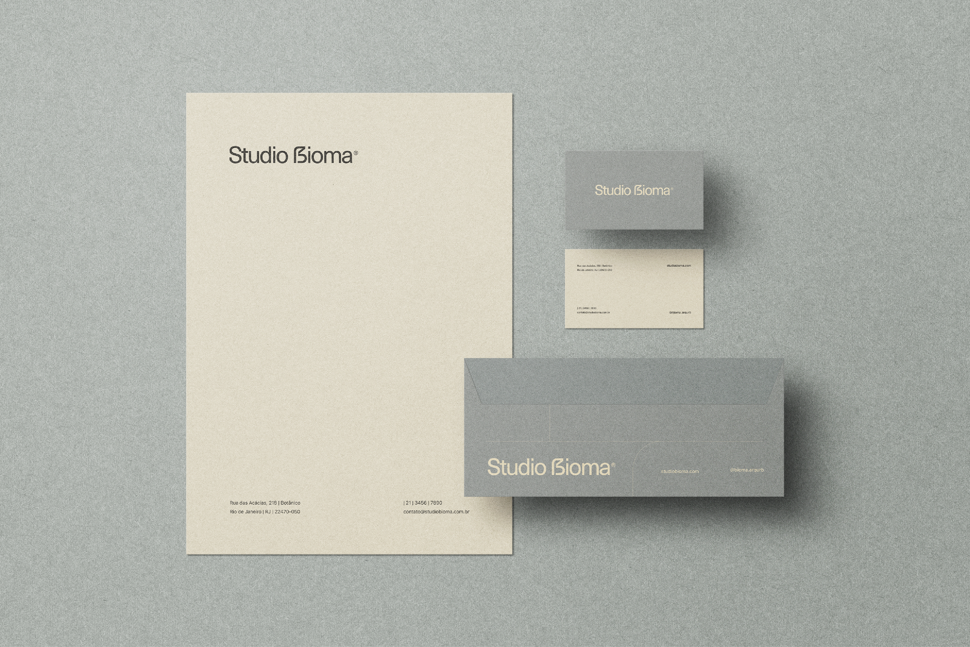 Papelaria corporativa do Studio Bioma com logotipo, envelope e cartões – identidade visual aplicada à comunicação da marca.