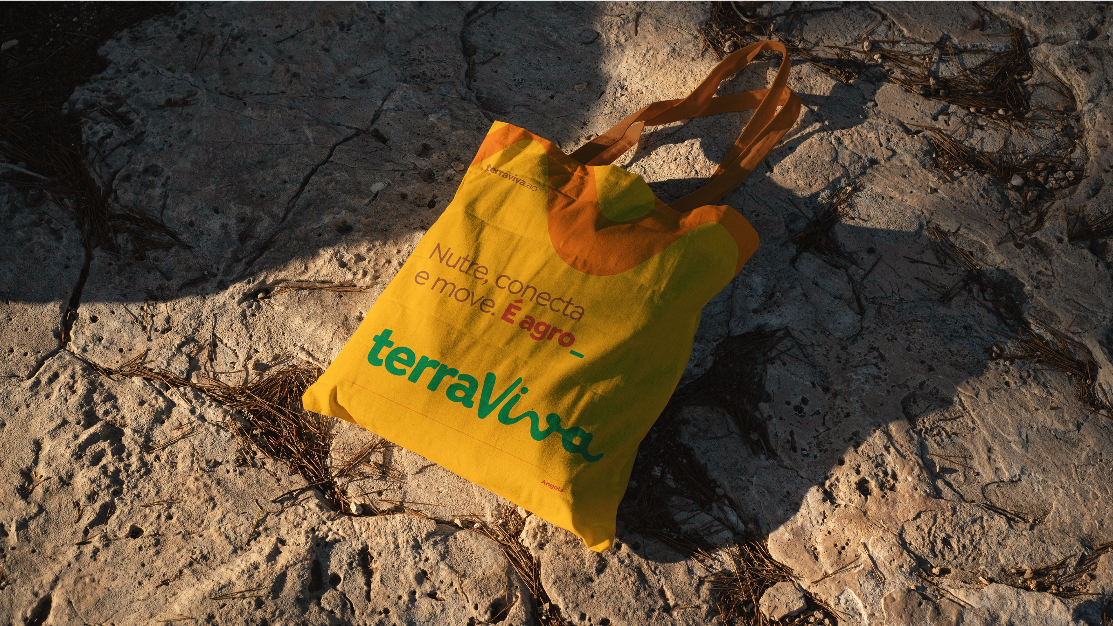 Design de branding sustentável aplicado em sacola de tecido com tipografia moderna e cores vibrantes, representando identidade visual agro contemporânea.