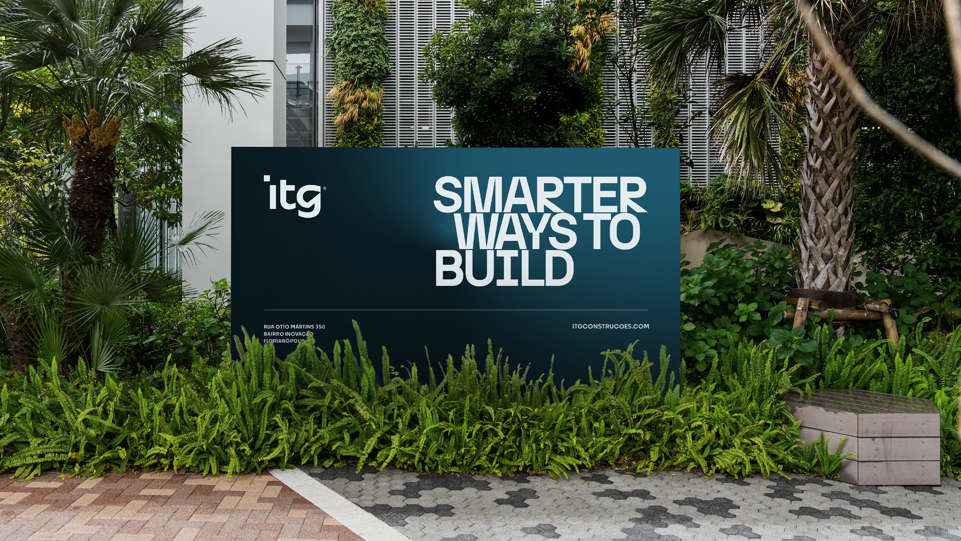 Totem institucional da itg com logo e slogan, aplicando design minimalista e Branding voltado para inovação na construção.