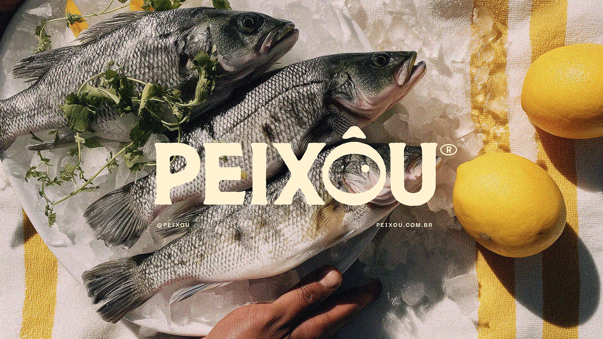 Peixes no gelo com limões e logo PEIXÔU centralizado em destaque.