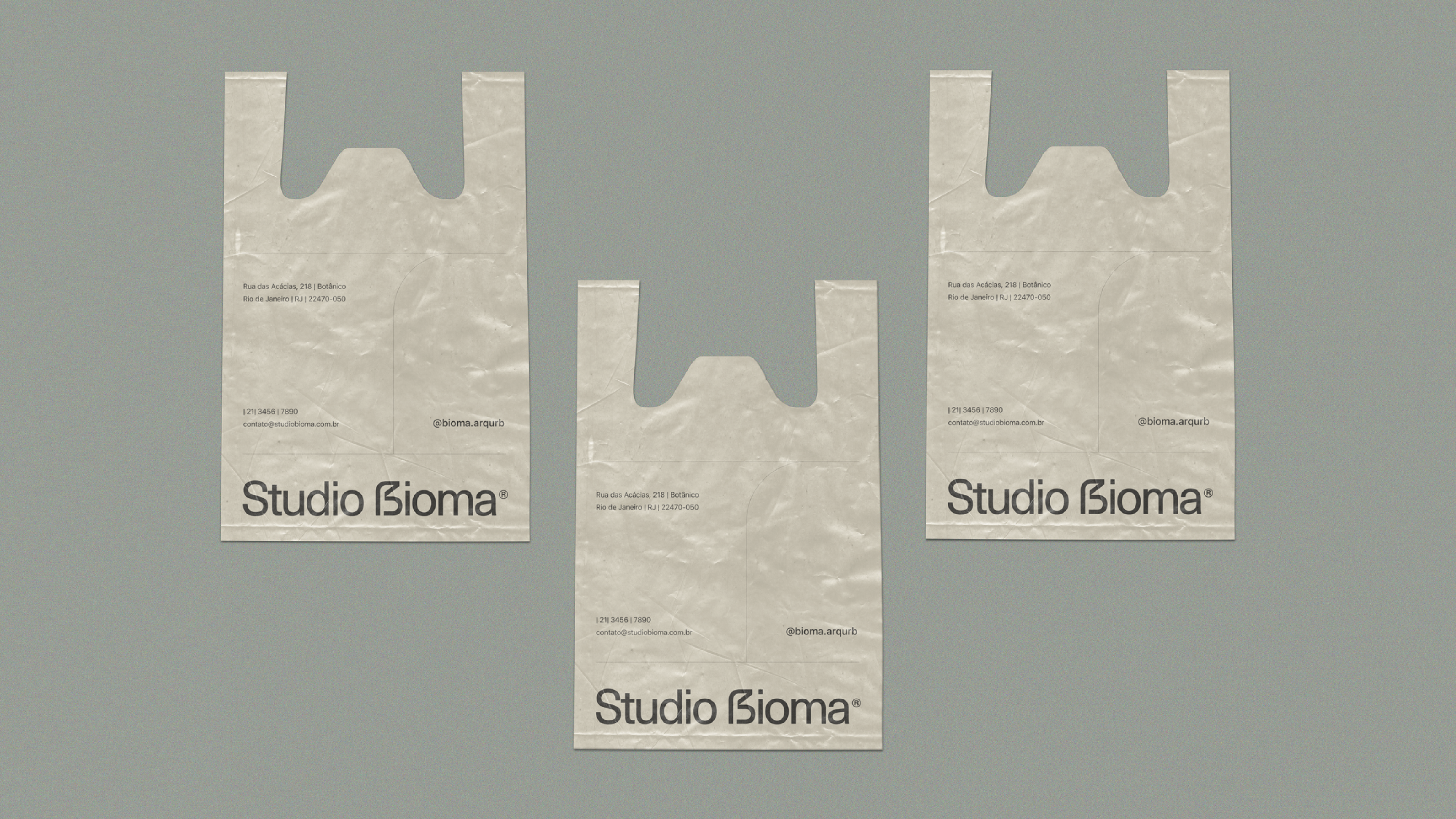 Sacolas com marca Studio Bioma e endereço impresso – identidade aplicada a materiais sustentáveis e uso urbano.