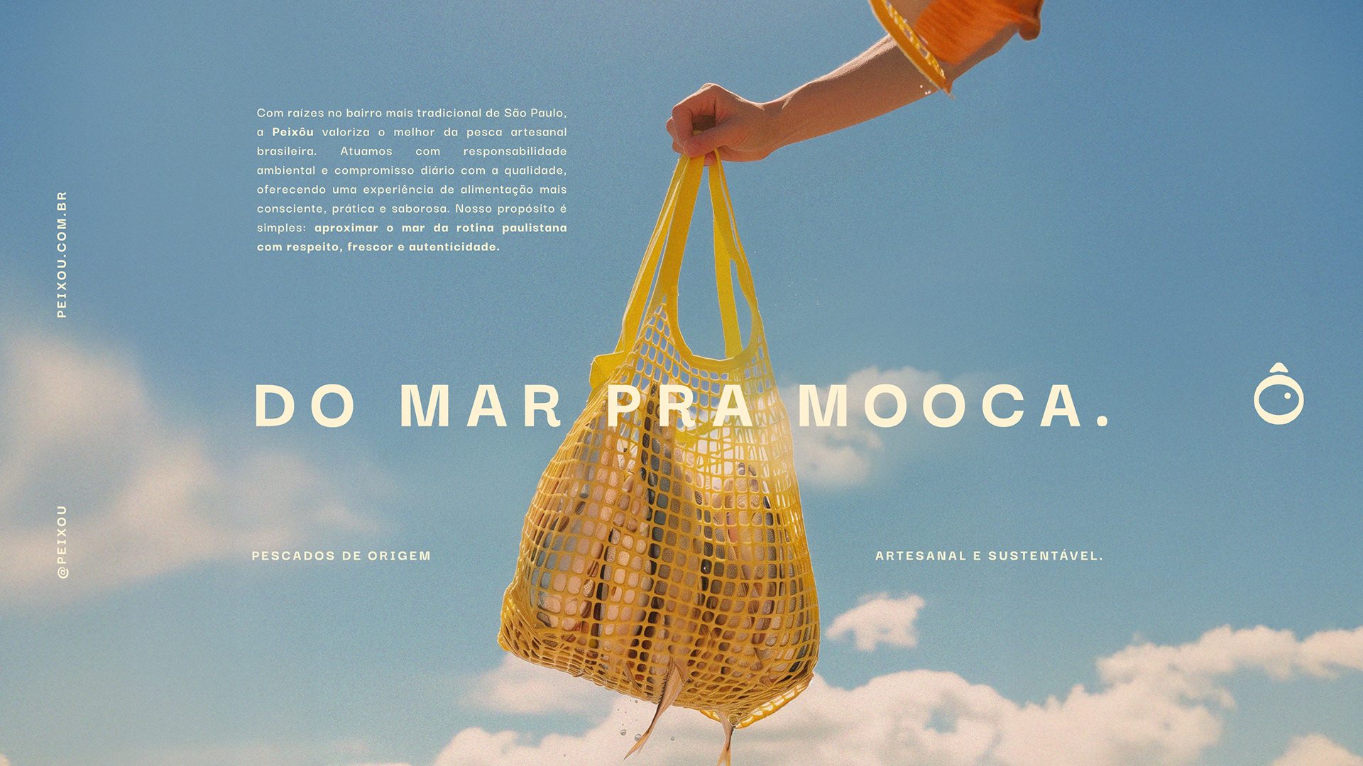 Mão segurando sacola de feira com peixes, sob céu azul. Texto “Do mar pra Mooca”.