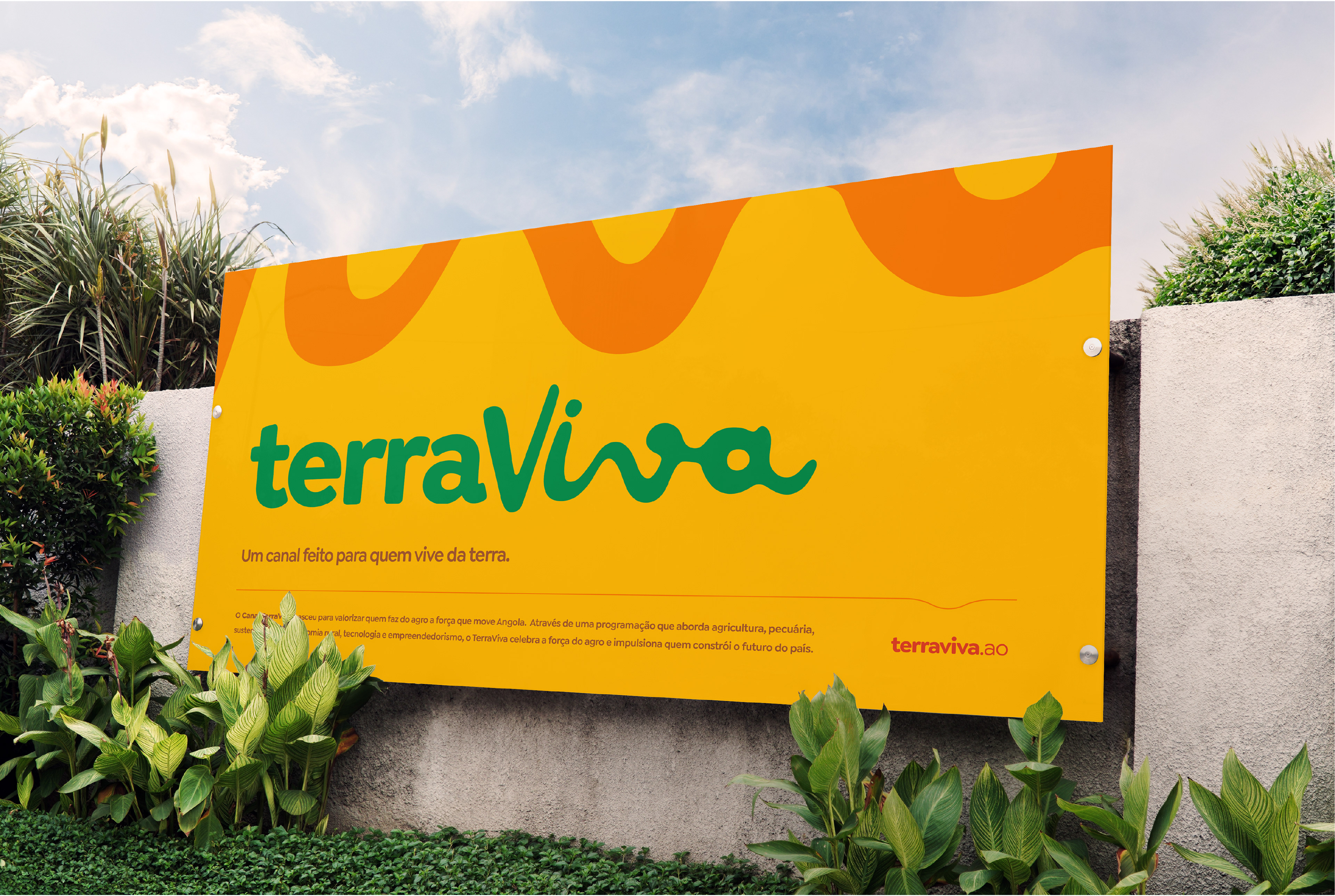 Design outdoor com aplicação de marca, tipografia amigável e cores orgânicas, representando branding acessível e identidade visual impactante.