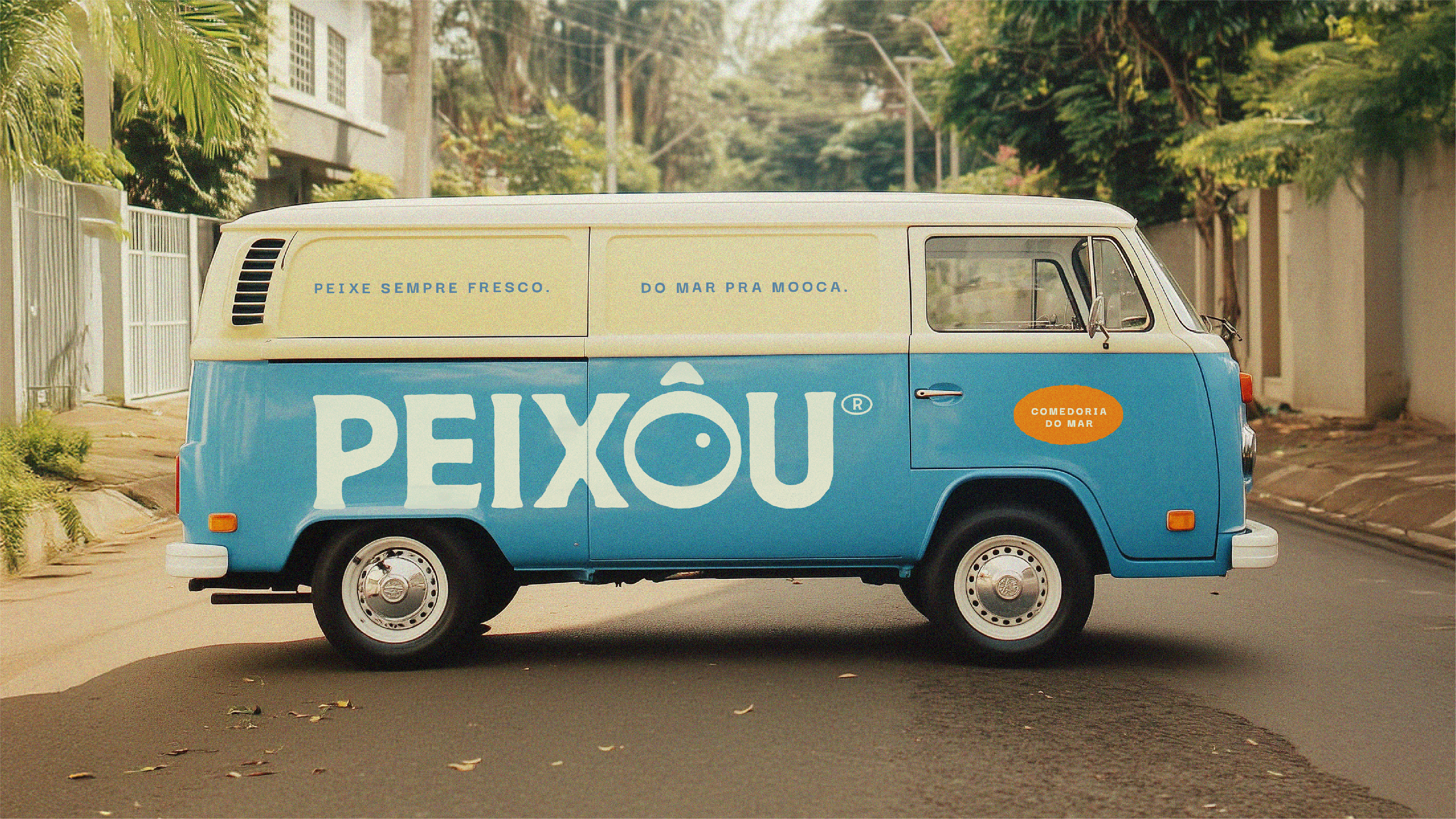 Kombi vintage com identidade da Peixou e frases como “Do mar pra Mooca”.