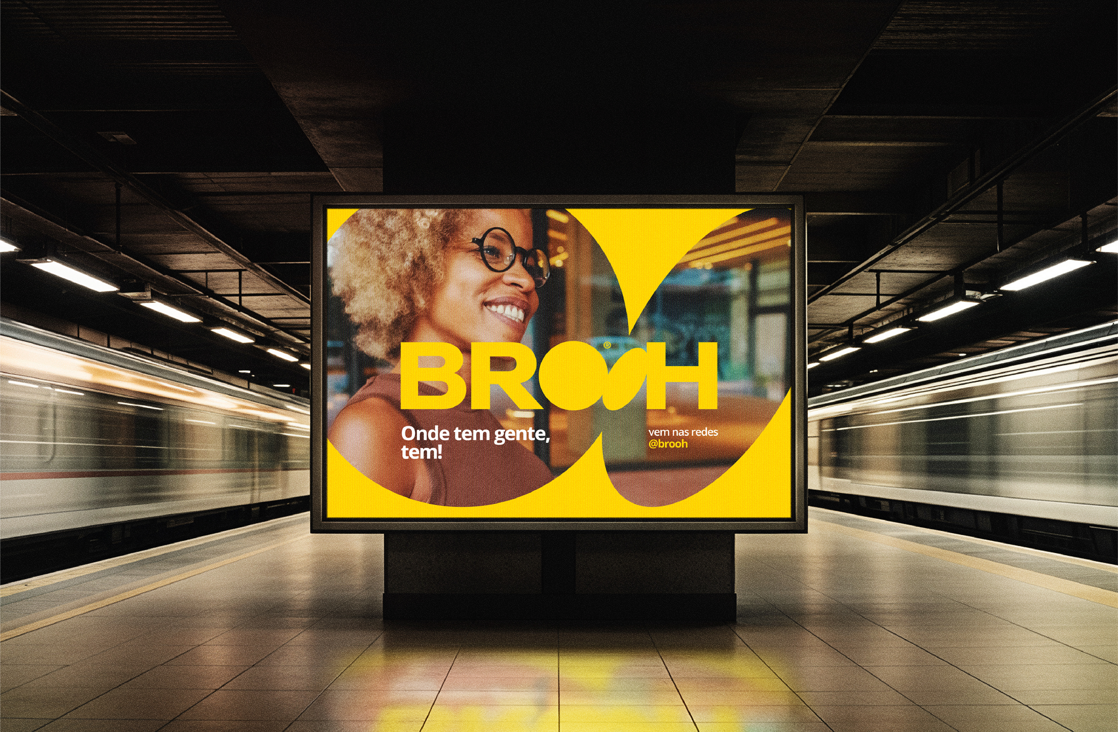 Publicidade da Brooh em painel de metrô com aplicação de logo, slogan e branding urbano voltado para conexões humanas e design visual marcante.