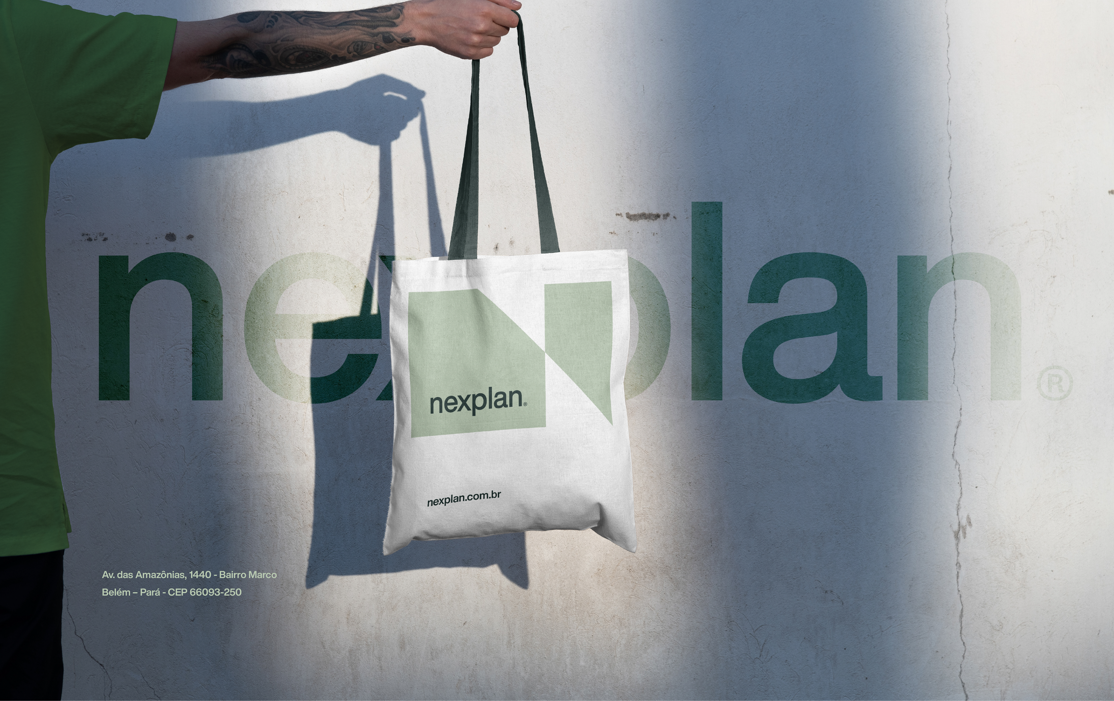 Produto promocional da Nexplan com aplicação do logo e identidade visual sólida, conectando branding institucional ao cotidiano urbano.