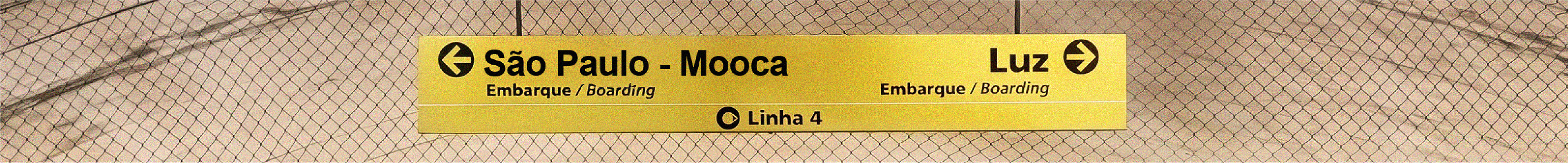 Placa de metrô com direção São Paulo – Mooca, destacando o território da marca.