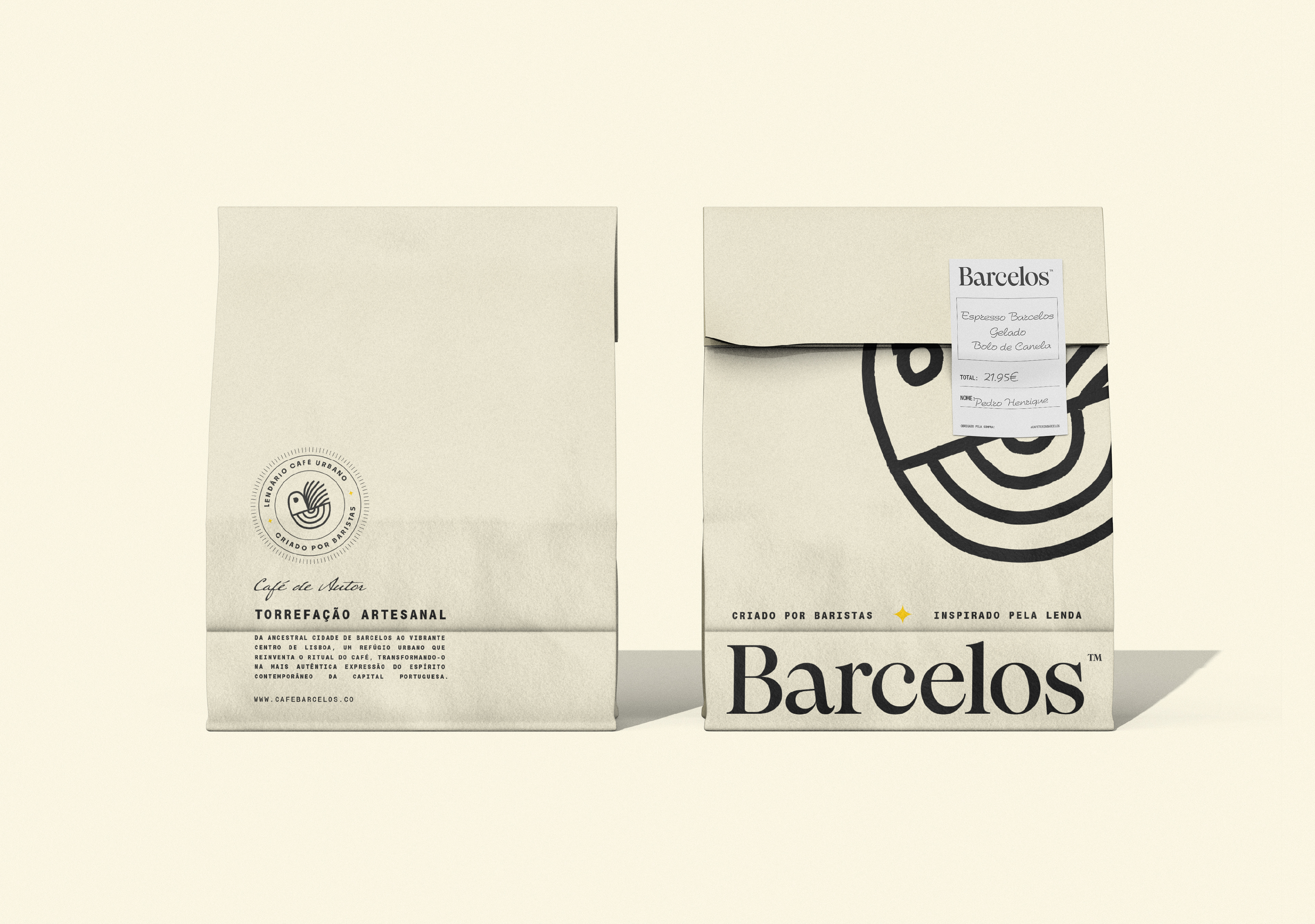 Sacolas de papel com logo e selo de identidade visual, exemplo de branding artesanal e design aplicado a embalagens.