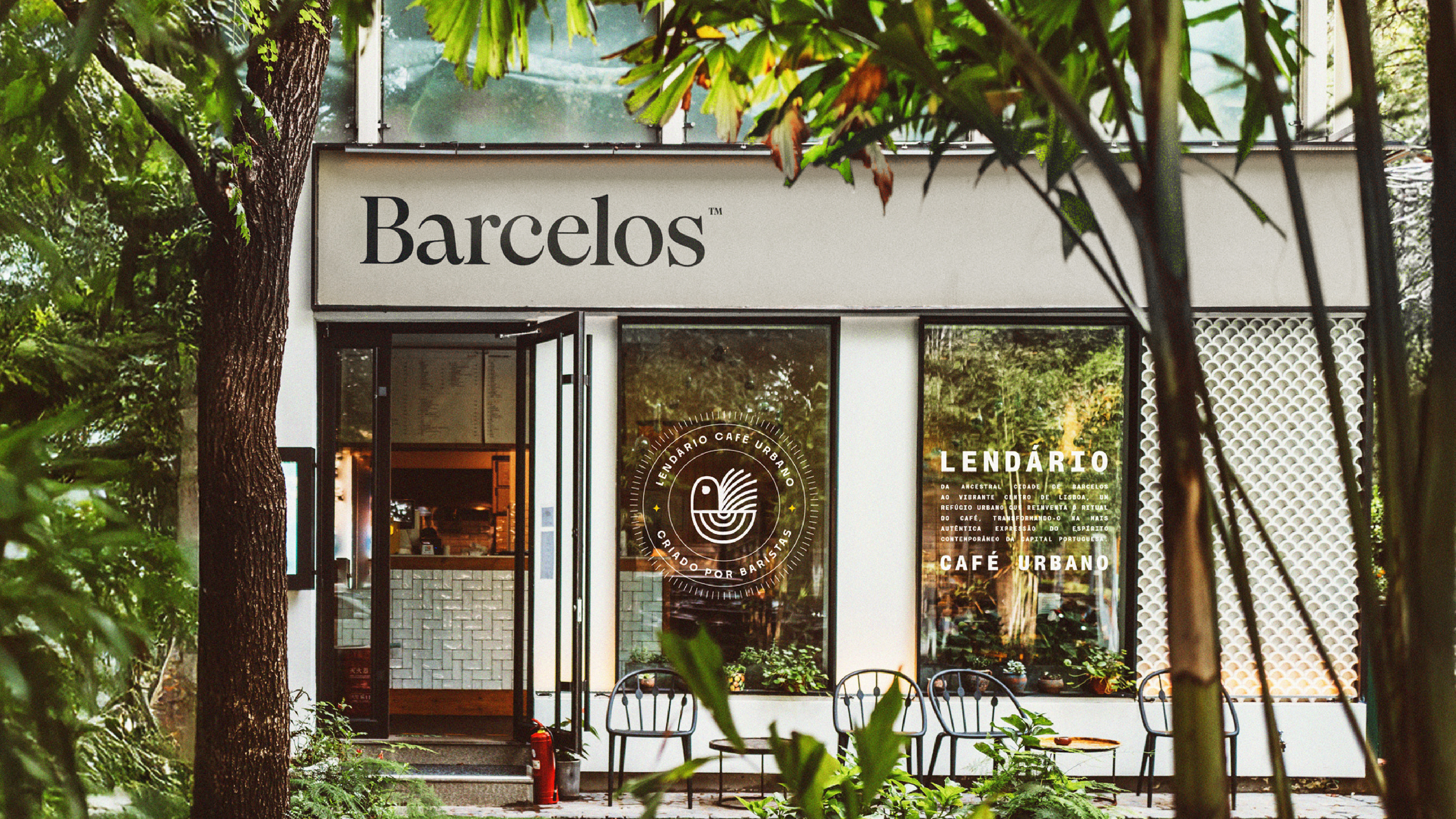 Fachada de cafeteria com logo aplicado em vidro, exemplo de identidade visual aplicada em arquitetura comercial e branding urbano.