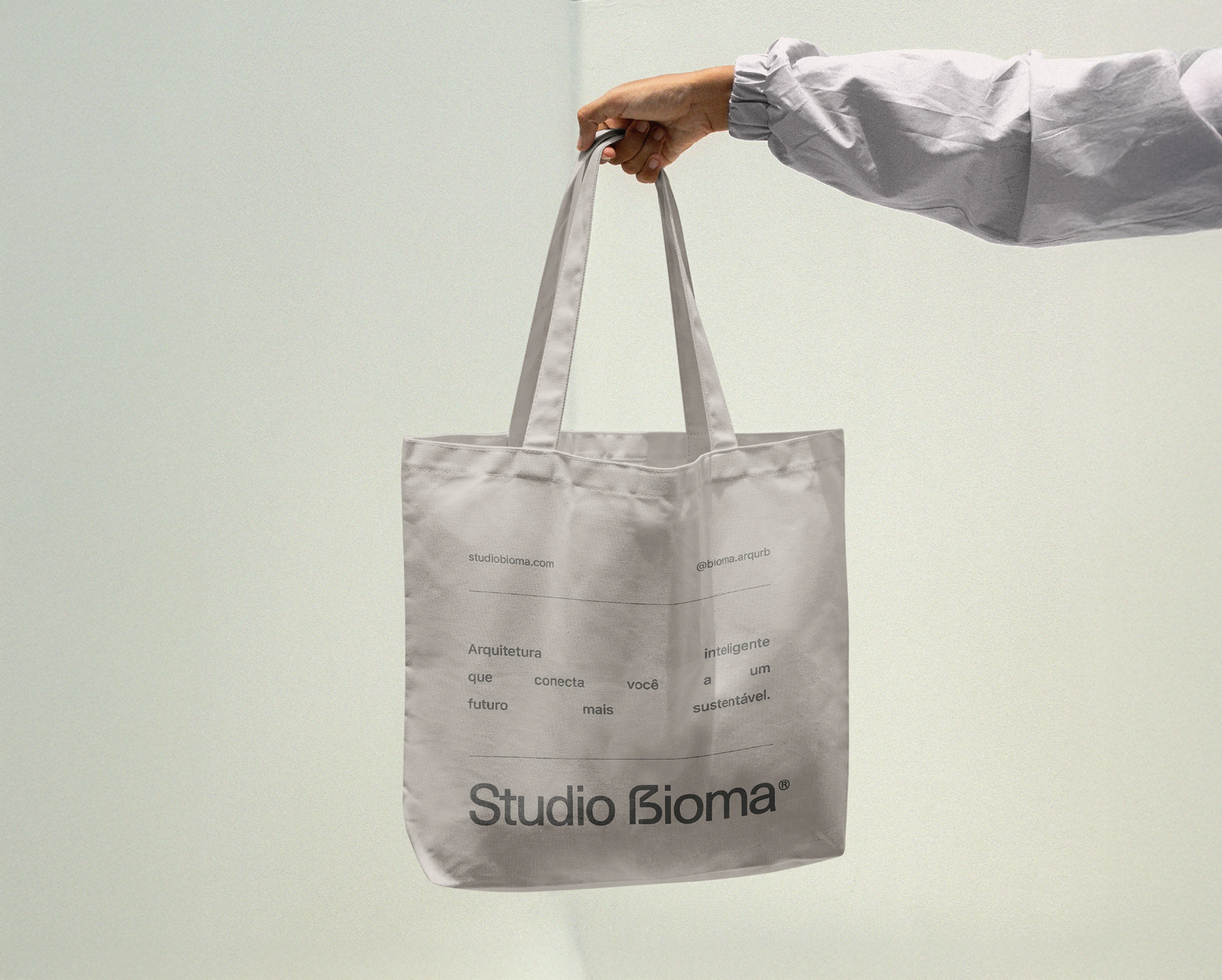 Ecobag do Studio Bioma com slogan “Arquitetura inteligente que conecta você a um futuro mais sustentável” – aplicação de identidade visual ecológica.