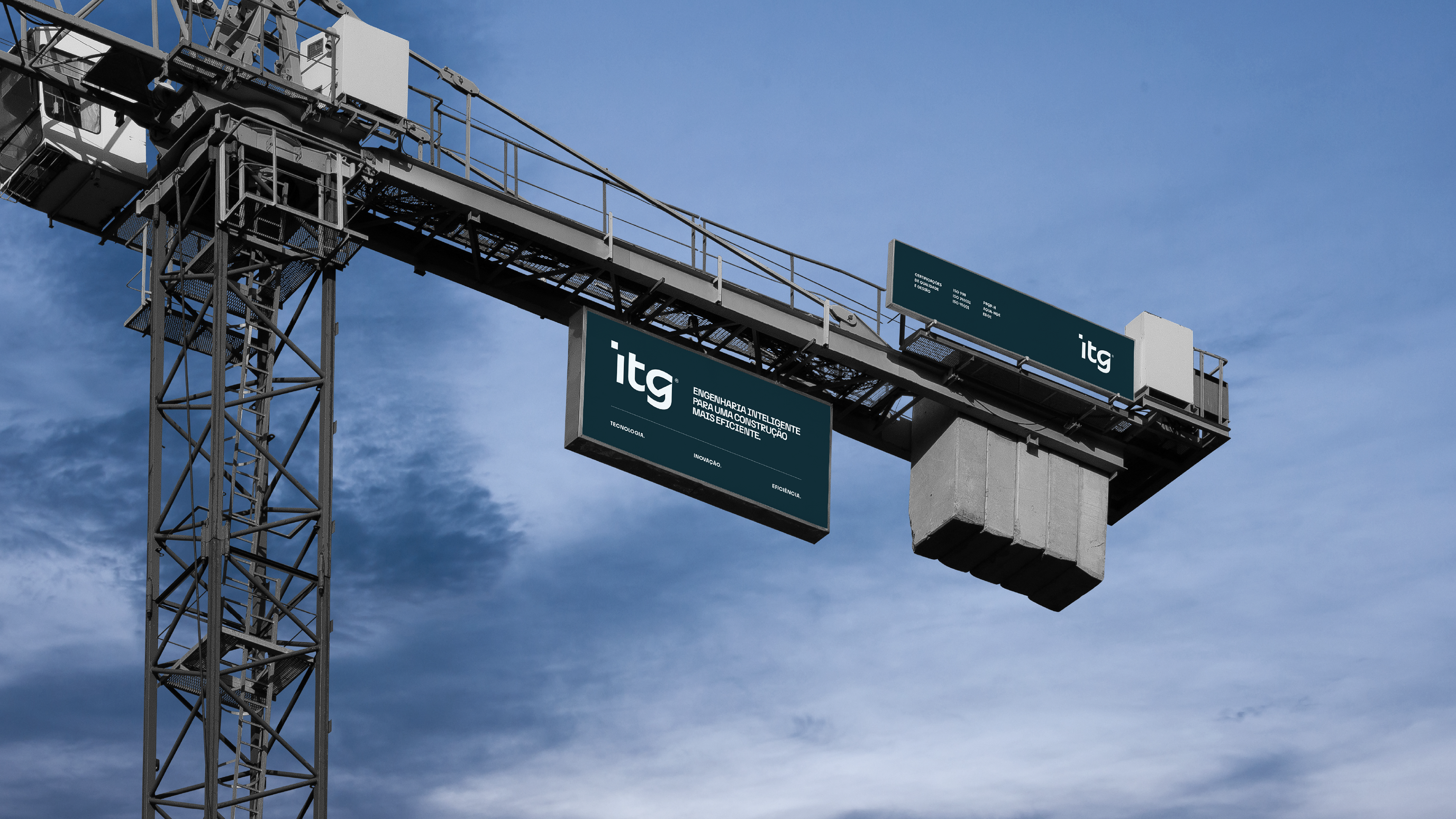 Placa da itg em guindaste de obra, destacando logo e identidade visual corporativa com foco em tecnologia e Branding inovador.