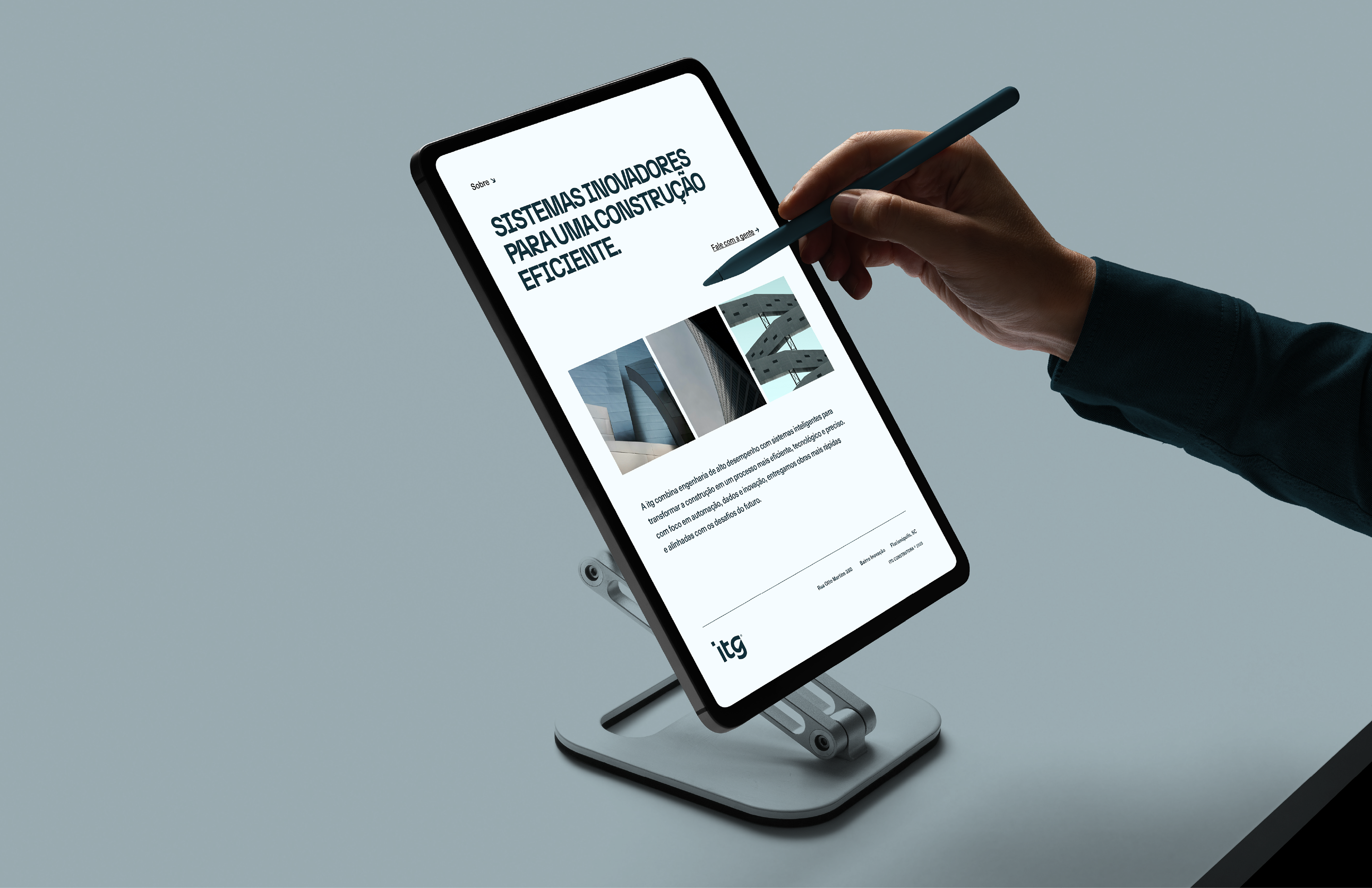 Site da itg exibido em tablet, apresentando identidade visual digital e logo em design moderno focado em Branding corporativo.