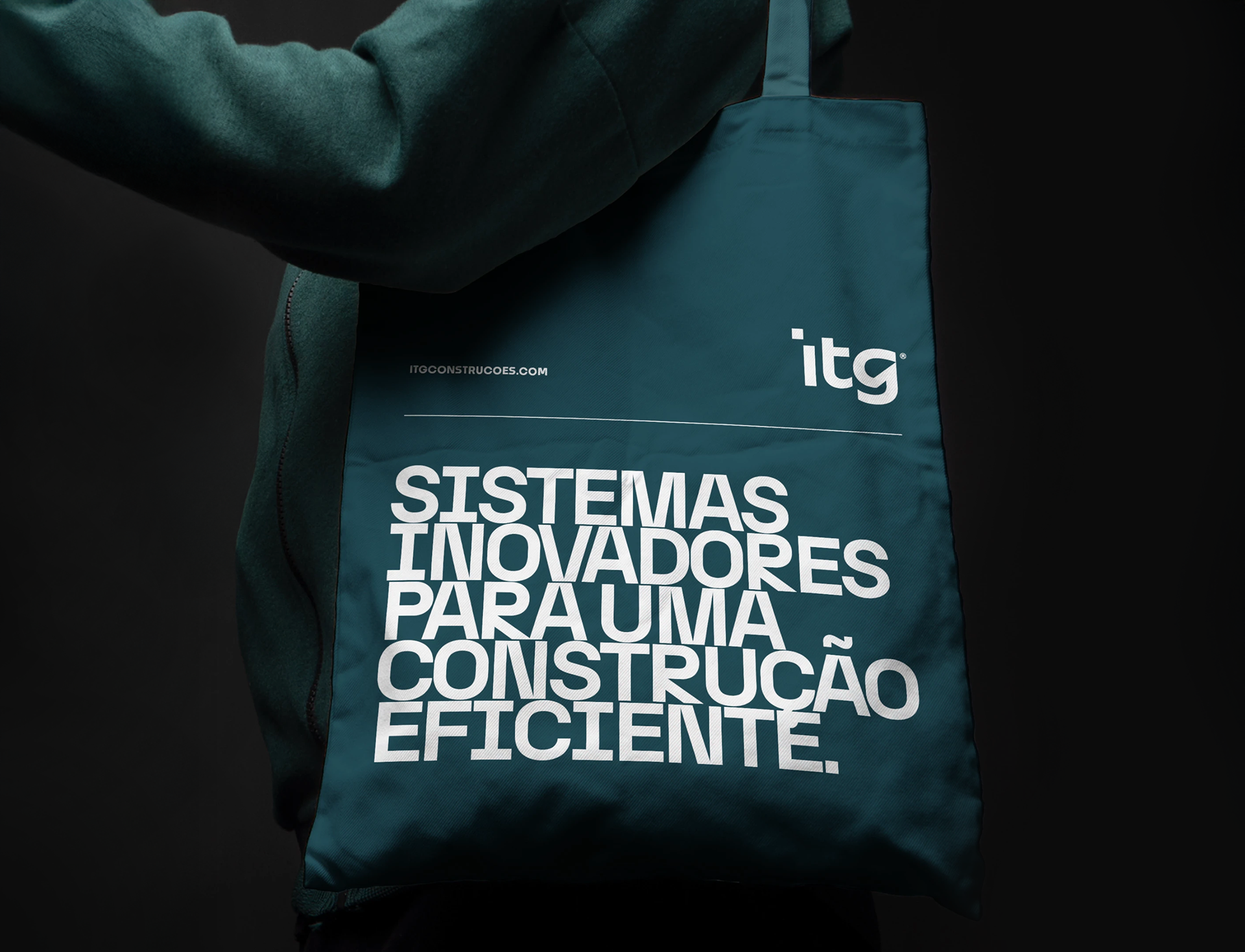 Aplicação de identidade visual itg em ecobag, evidenciando consistência de marca e design estratégico.