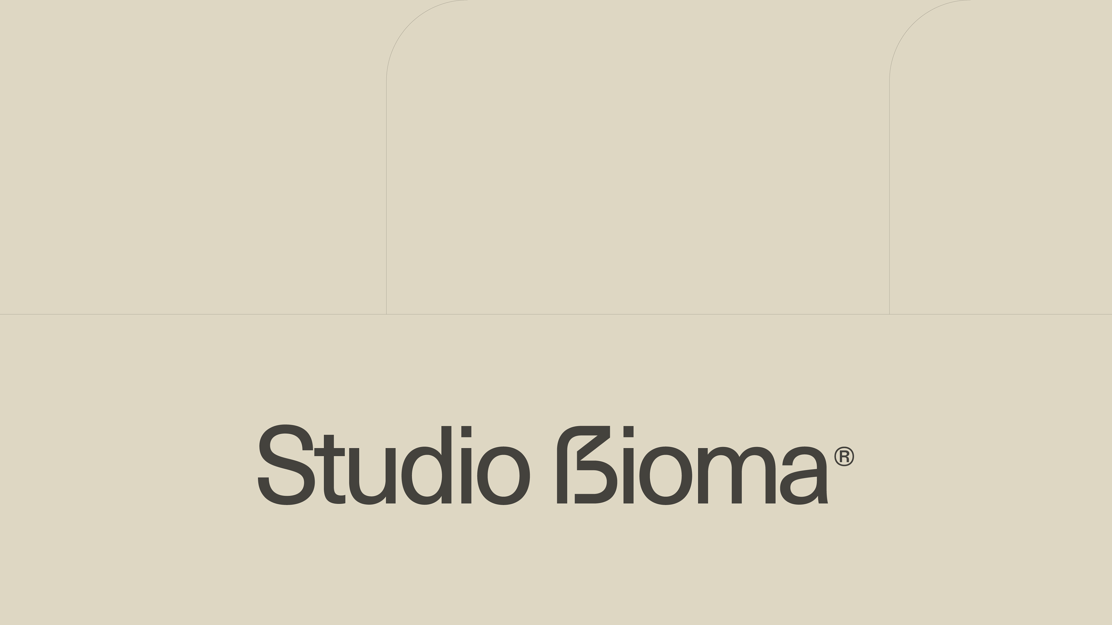 Logotipo do Studio Bioma sobre fundo claro com traços curvos – composição gráfica inspirada em arquitetura modular.