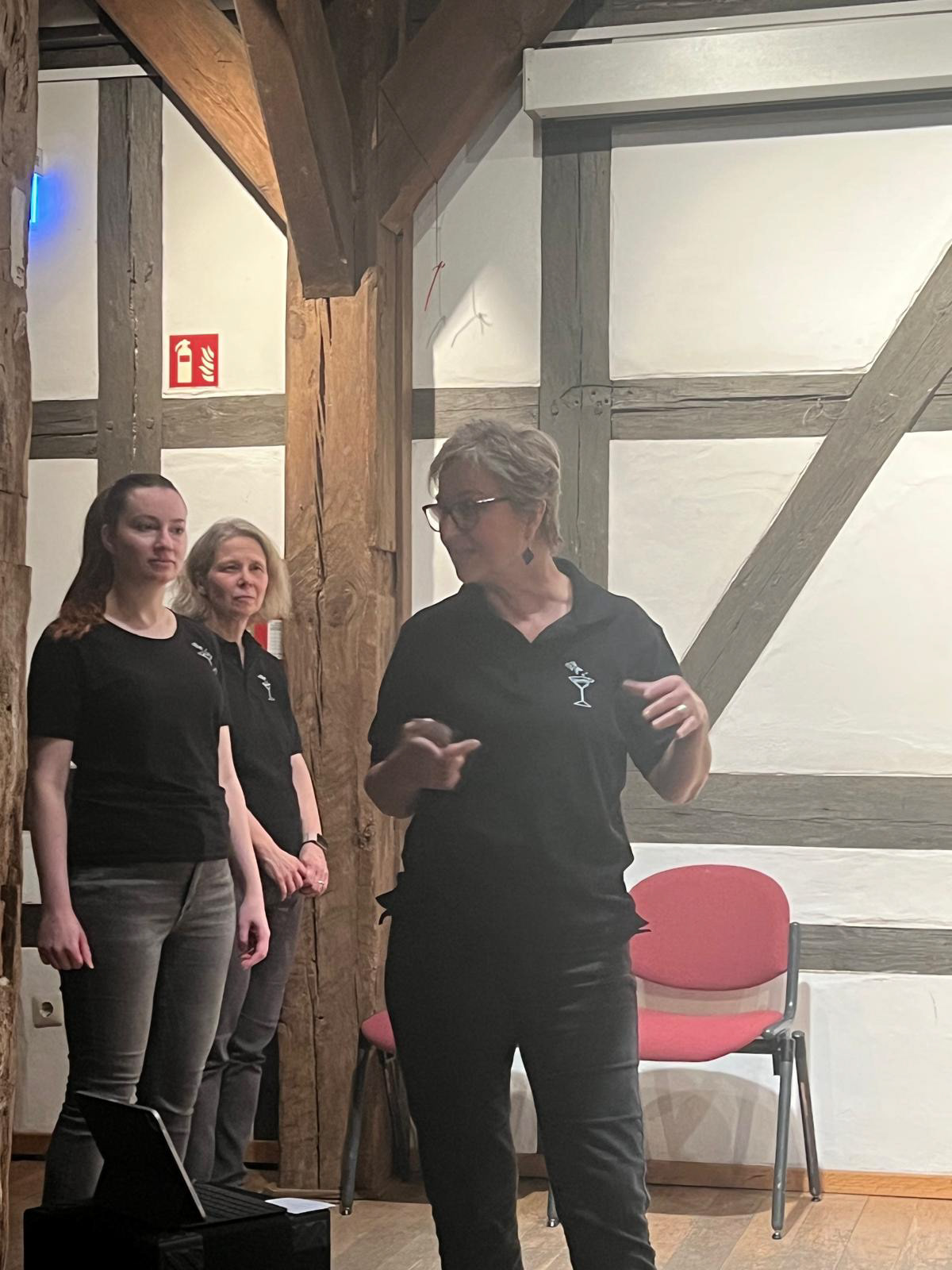 Nicole führt durch das Programm