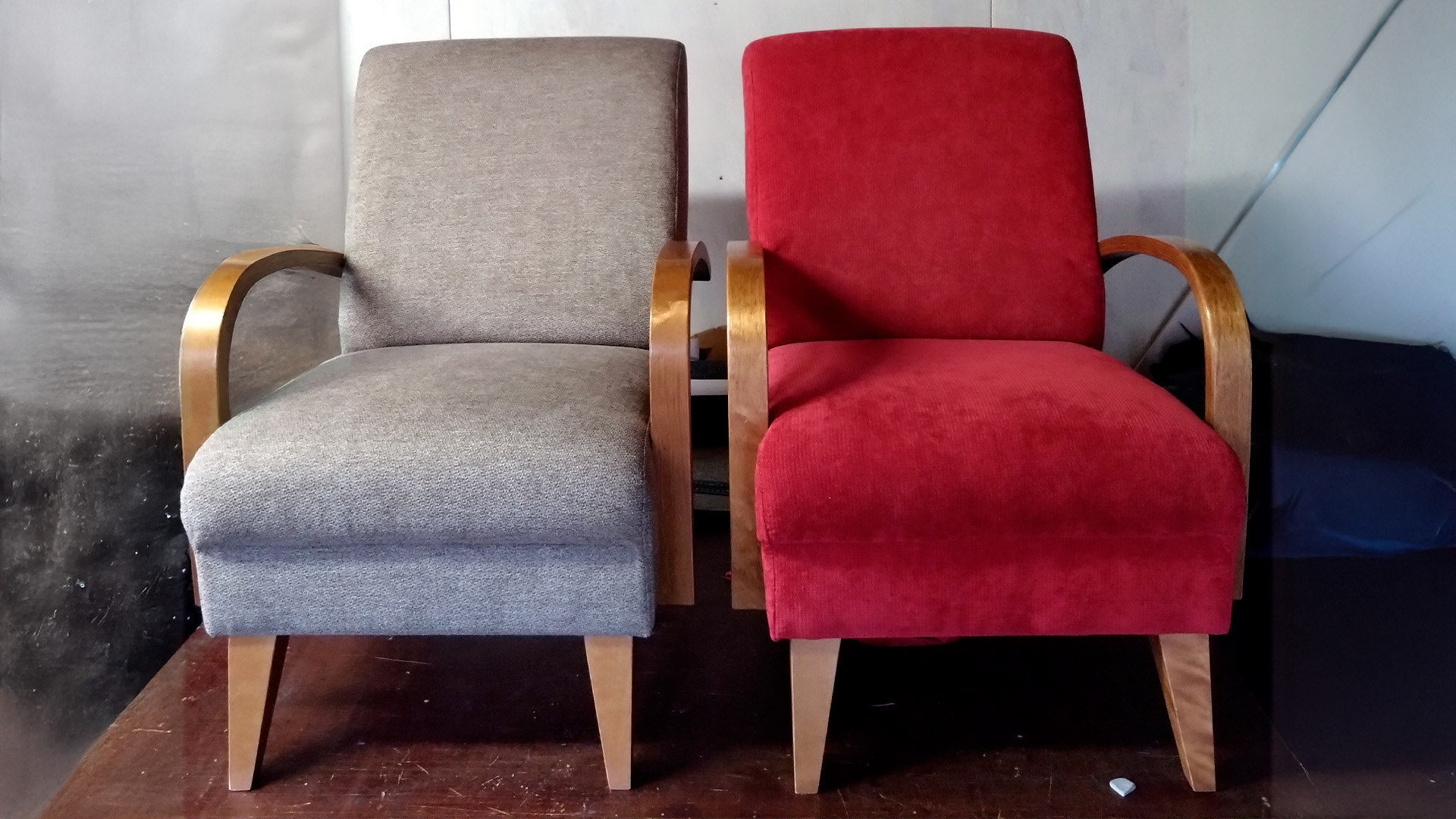 Askon Nanna-tuolit muuttuivat punaisesta tyylikkääseen harmaaseen. Puuosat olivat niin hyvässä kunnossa, että pieni kiillotus riitti. 