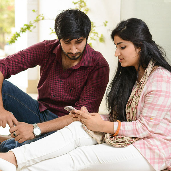 Lifestyle couple portrait – man and woman sitting together in an outdoor casual setting