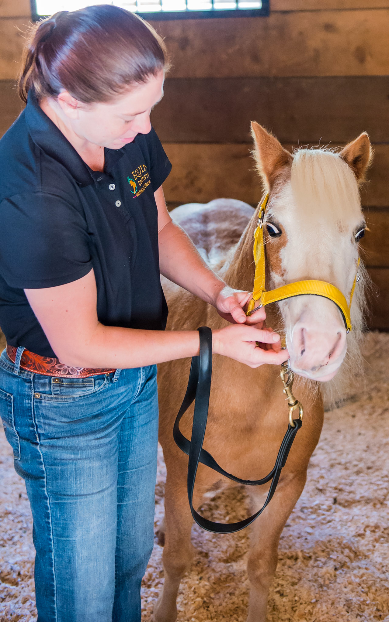 4/6 Keeping the connection, Melissa slowly introduces her index finger into the mouth.