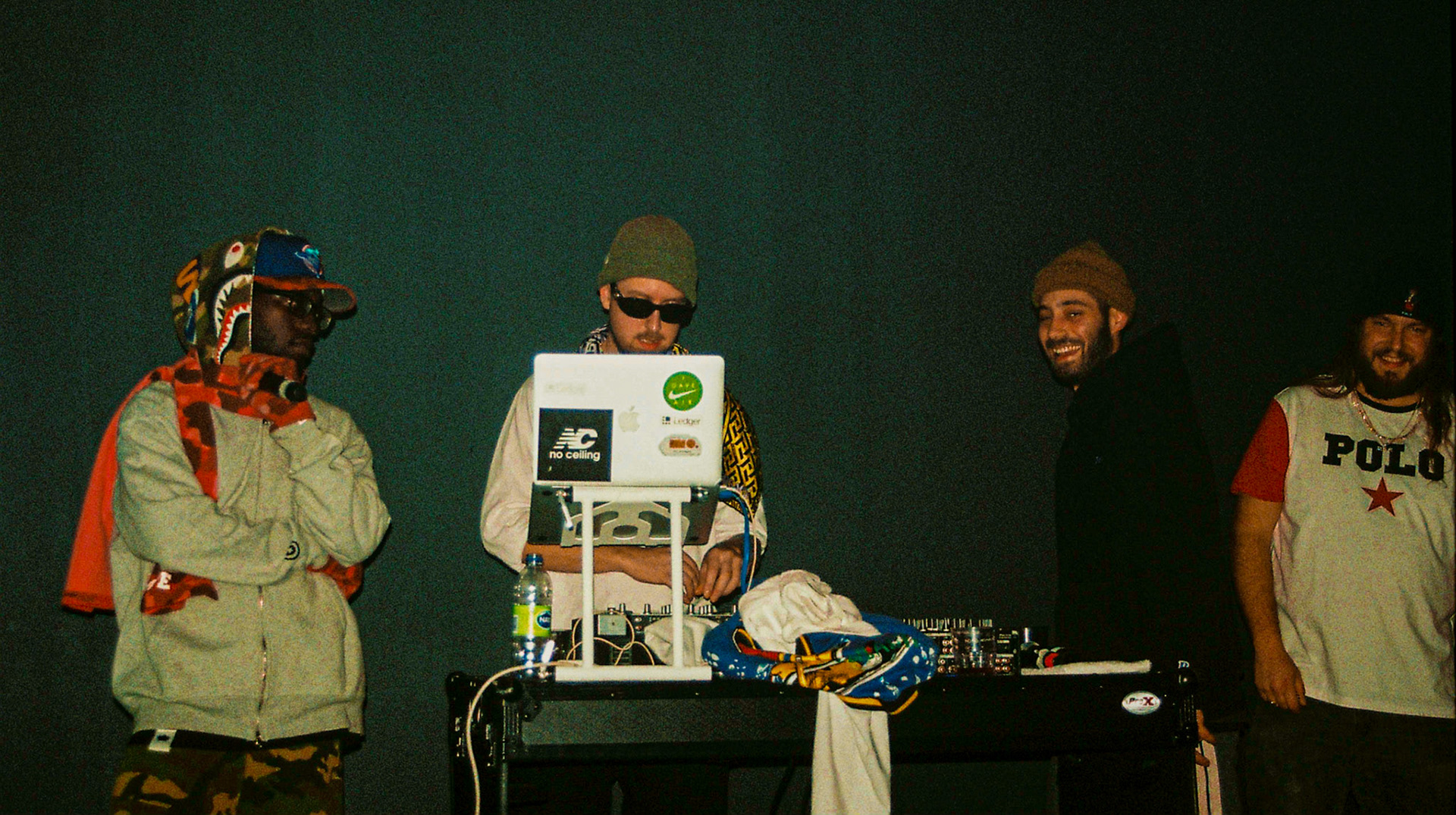 DJ devant son MacBook