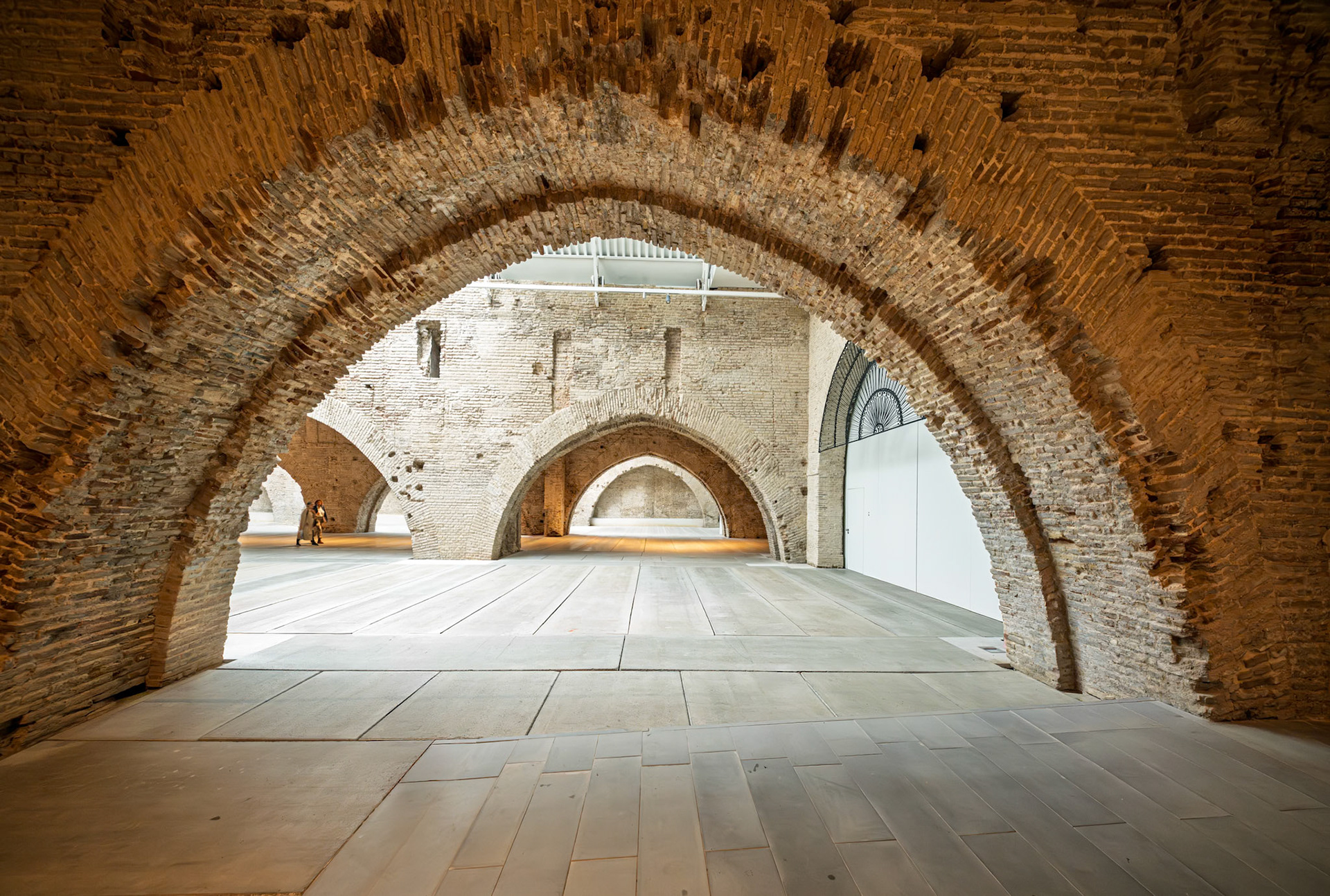Explore the impressive medieval brick arches in Seville’s Atarazanas, showcasing layered voussoirs and the beauty of restored shipyard vaults.