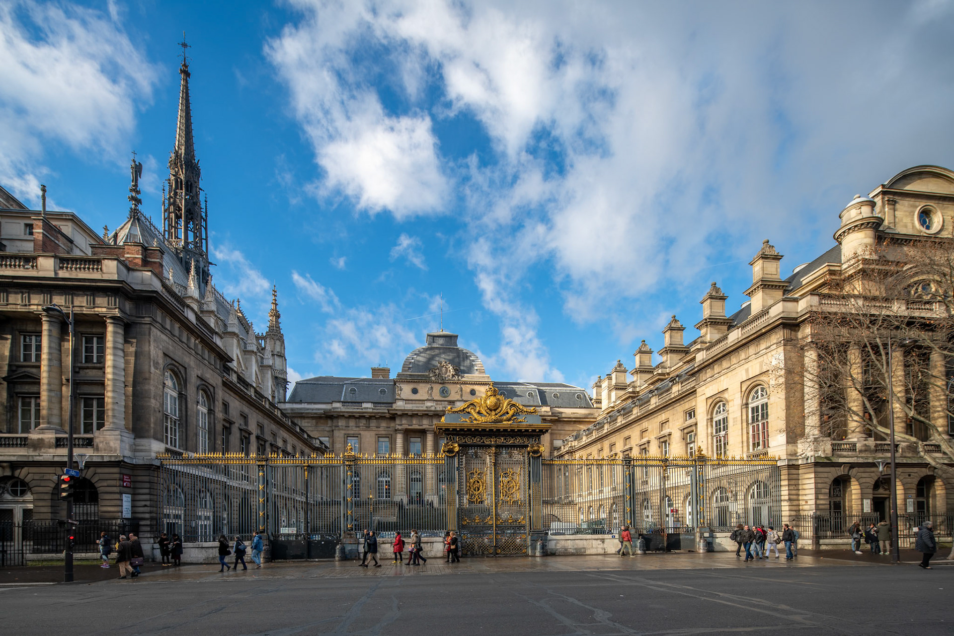 Sunlight bathes Lutece Street with views of Sainte Chapelle and Palais de Justice on Île de la Cité.