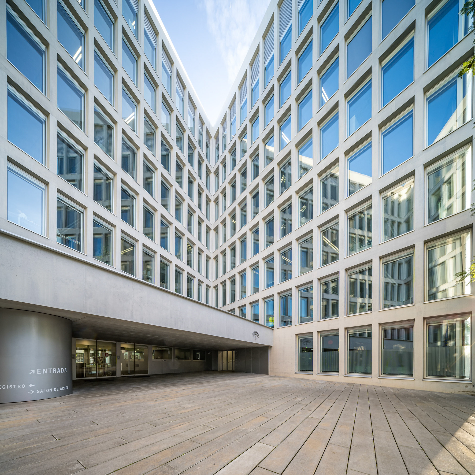 Picasso Building, by Cruz y Ortiz architects, Seville, Spain