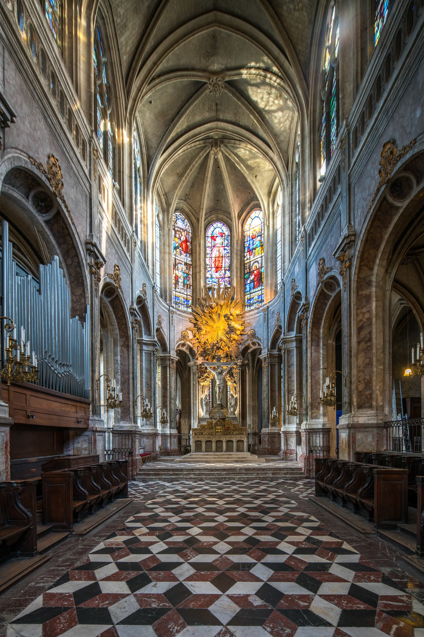 Sunlight streams into Saint Merris church, illuminating its Gothic architecture.