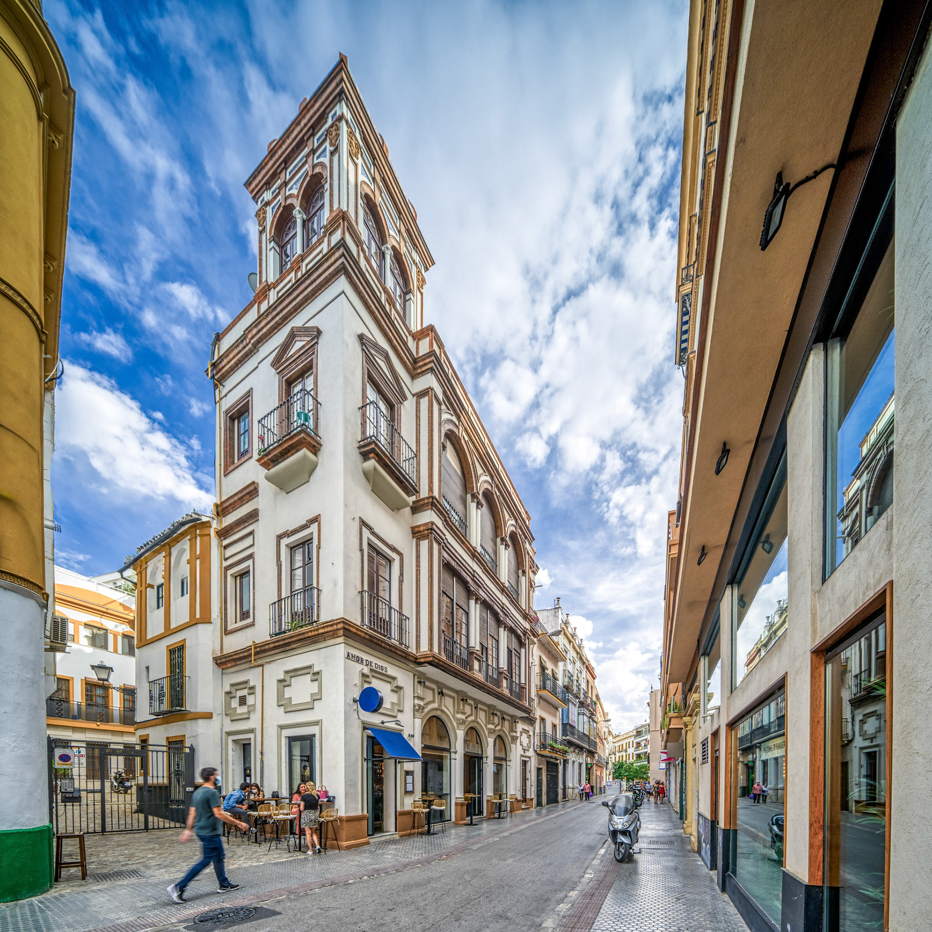 House for Ferrero de Andrade on Amor de Dios Street—neobaroque residence by Juan Talavera y Heredia (1927–29), with brick pilasters, arched windows, and a sculpted corner mirador.