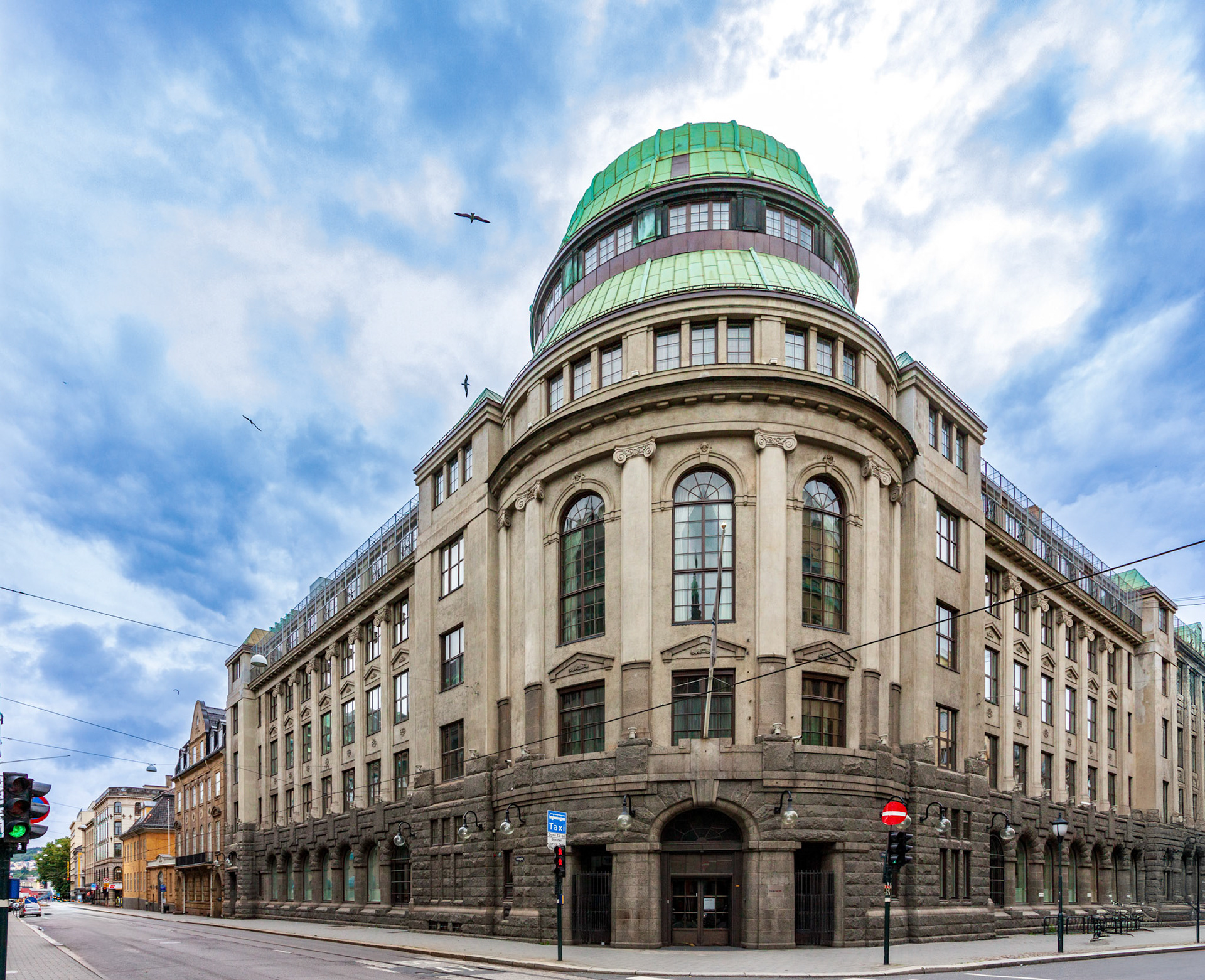 The neobaroque Central Bank of Norway building stands proudly in Oslo, reflecting its historical design from 1919 to 1922.