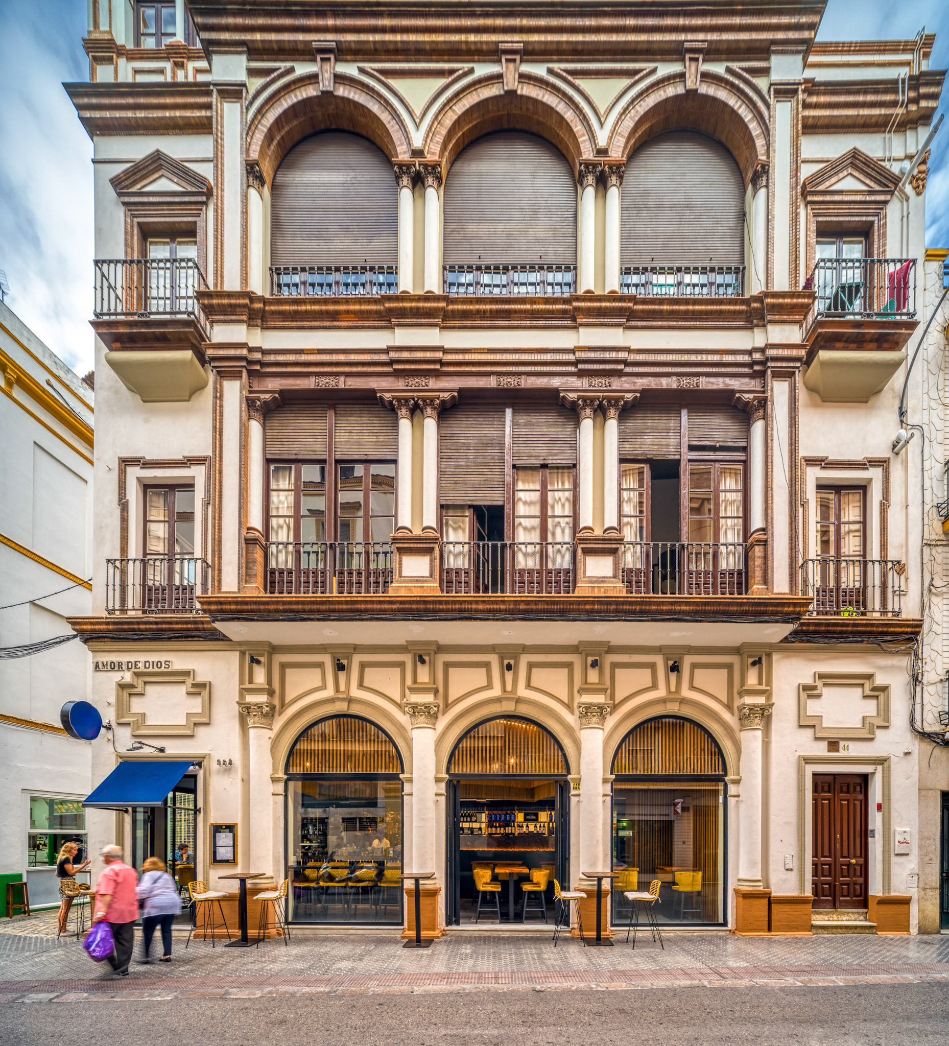 Detail of the façade on Amor de Dios Street—arched windows, brick pilasters, and continuous balconies mark the neobaroque elegance of Talavera’s 1927–29 design for Ramón María Ferrero de Andrade.