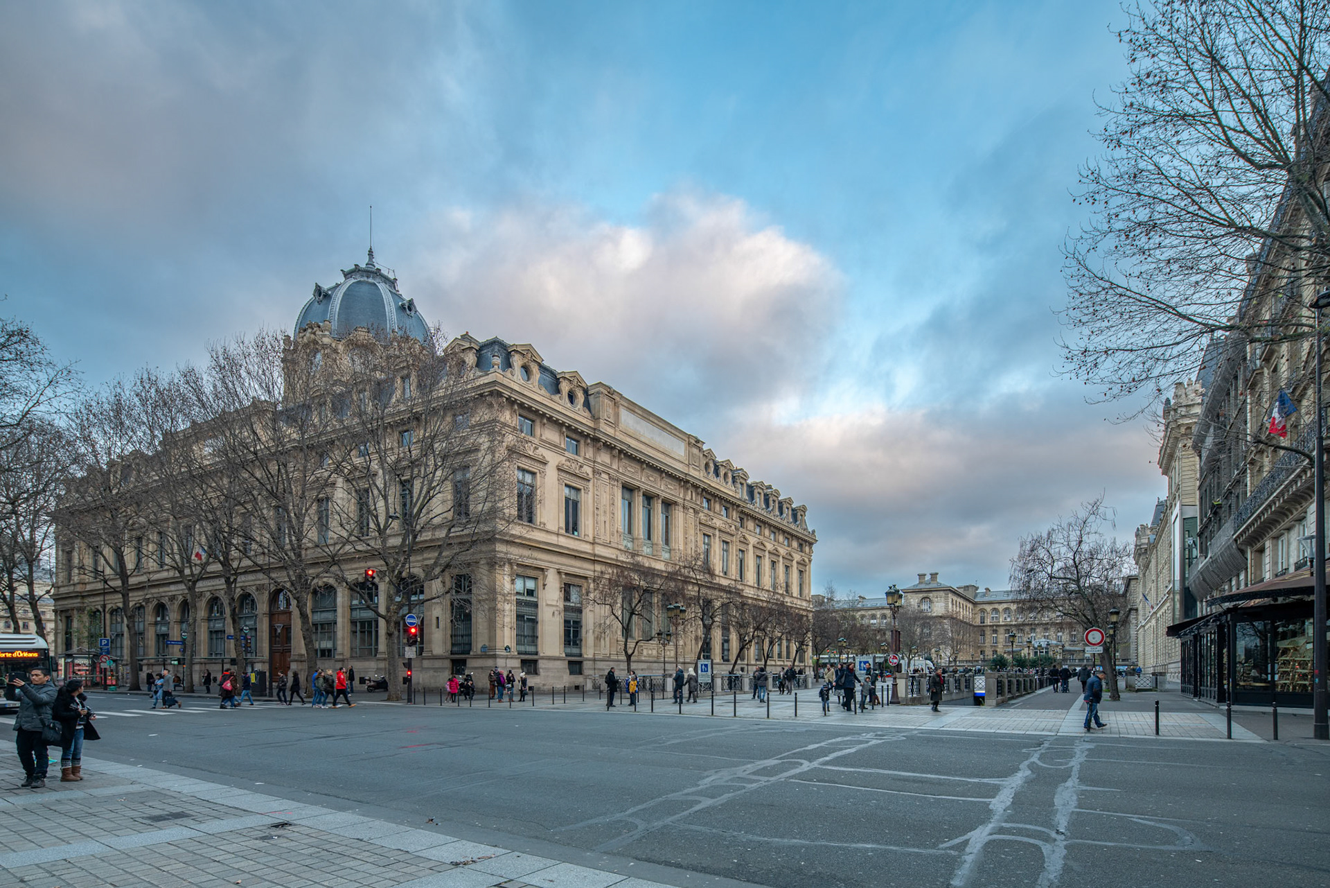The Commerce Court building stands grand on Lutece Street in Paris under the evening sky.