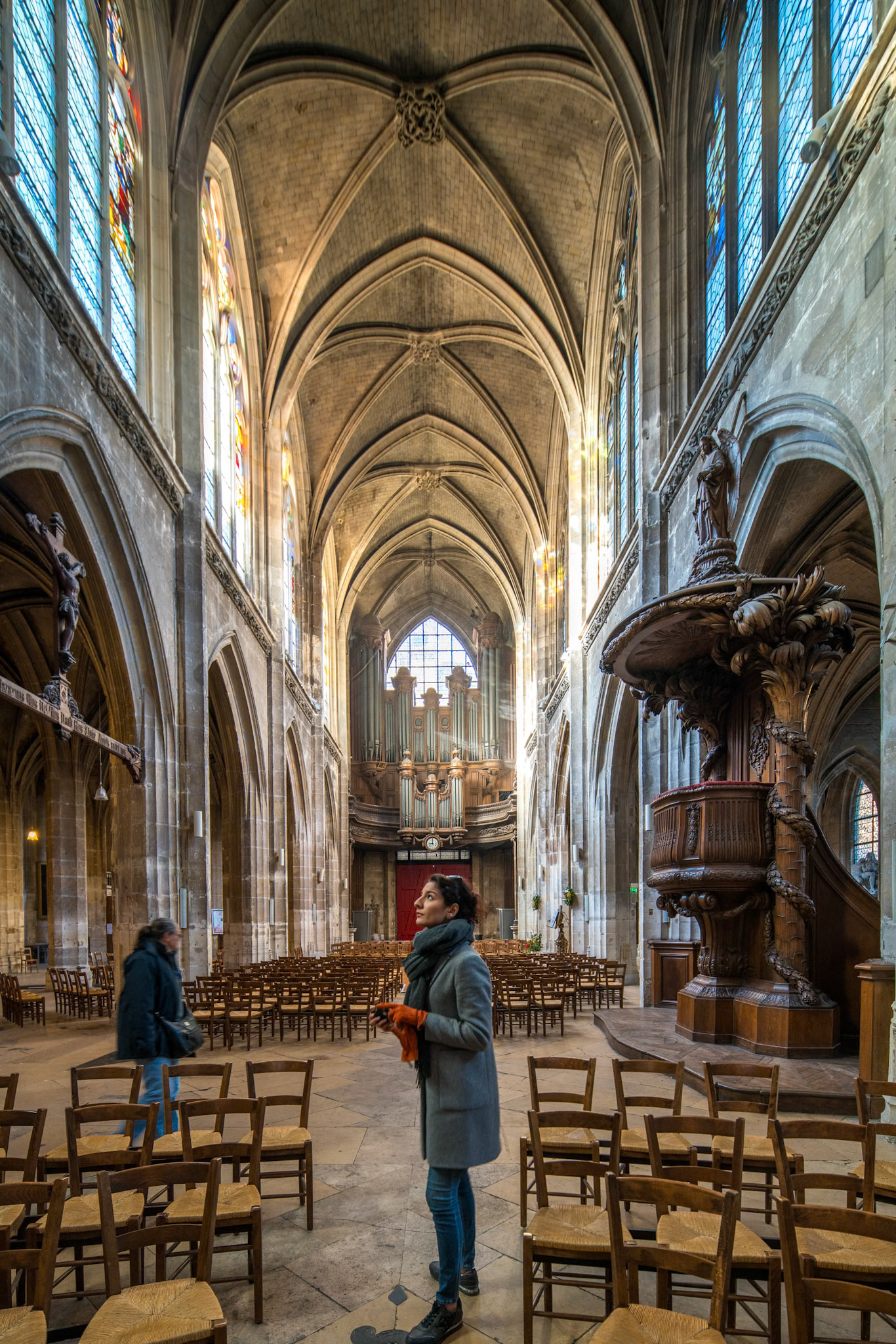 Sunlight streams into Saint Merris church, illuminating its Gothic architecture.