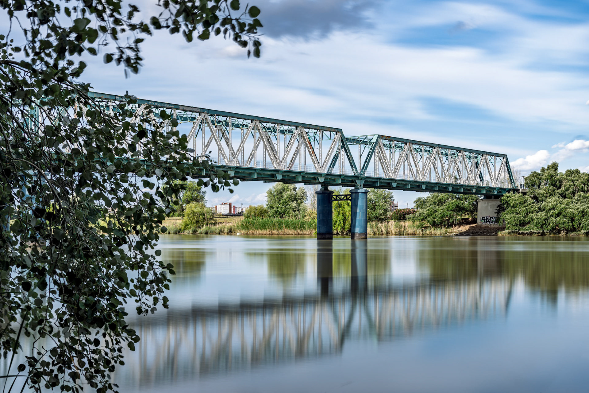 This steel structure in San Juan de Aznalfarache spans the Guadalquivir River, showcasing its 1934 engineering and flood resistance.