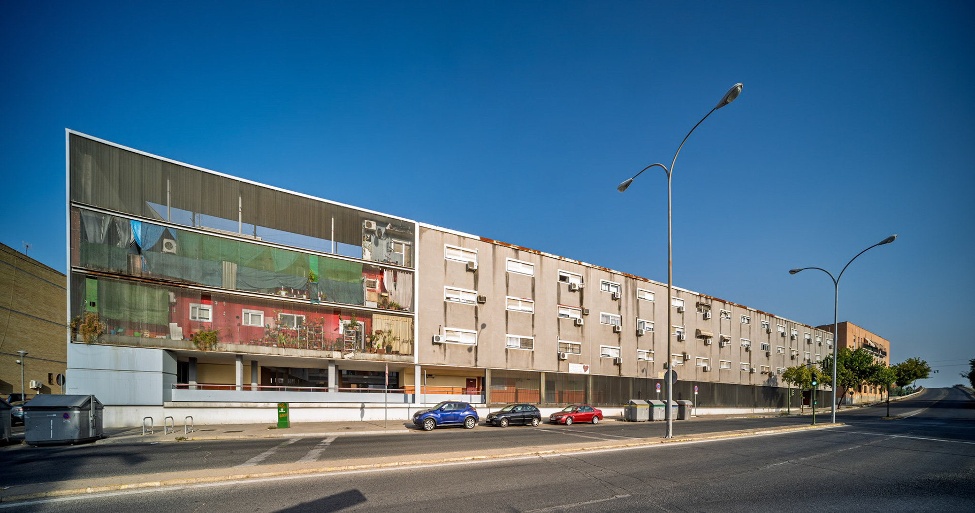 Architectural renewal in Seville's San Jerónimo features modern social housing. Contrasting facades create transparency and enhance urban life.