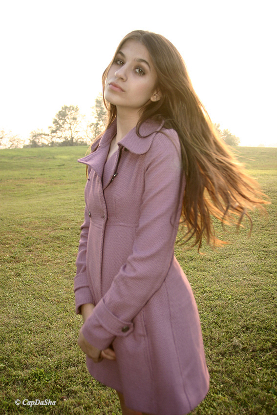 Book fotografico professionale modella in parco, ritratto di moda con luce calda. Fotografa per modelli Milano, servizi fotografici moda Milano.